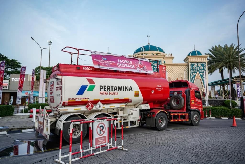 Truk Tangki Minyak Pertamina pembawa BBM Pertamax Series. (Sumber: Dok. Pertamina) Truk Tangki Minyak Pertamina pembawa BBM Pertamax Series. (Sumber: Dok. Pertamina)