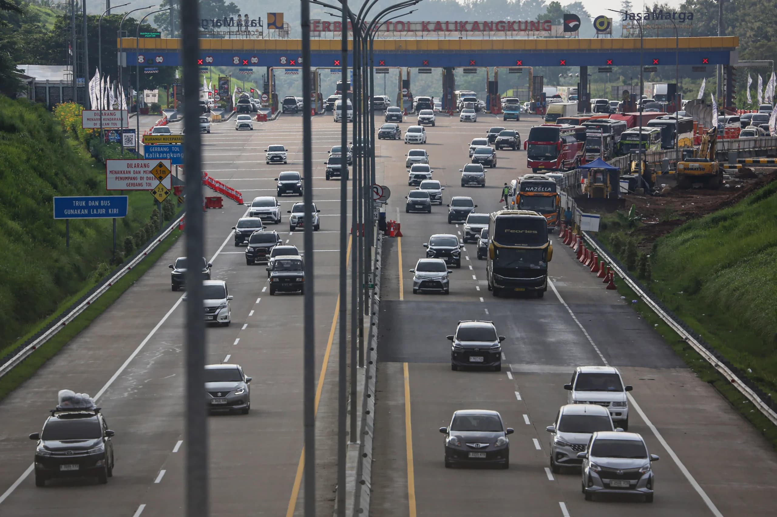 Sejumlah kendaraan pemudik melaju di Jalan Tol Trans Jawa ruas Semarang-Batang, Semarang, Jawa Tengah Sejumlah kendaraan pemudik melaju di Jalan Tol Trans Jawa ruas Semarang-Batang, Semarang, Jawa Tengah