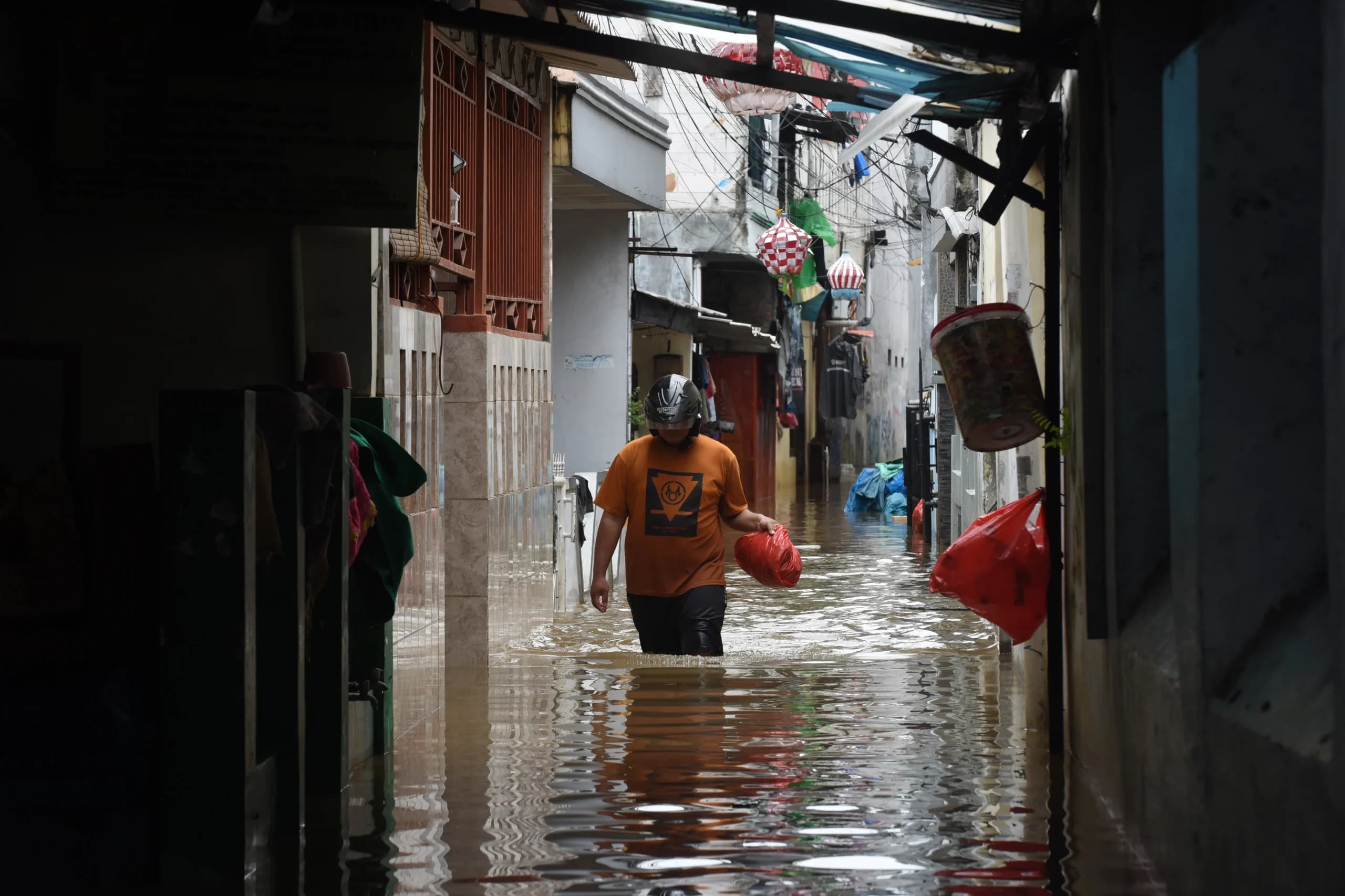 Banjir di permukiman padat penduduk Kedoya Banjir di permukiman padat penduduk Kedoya