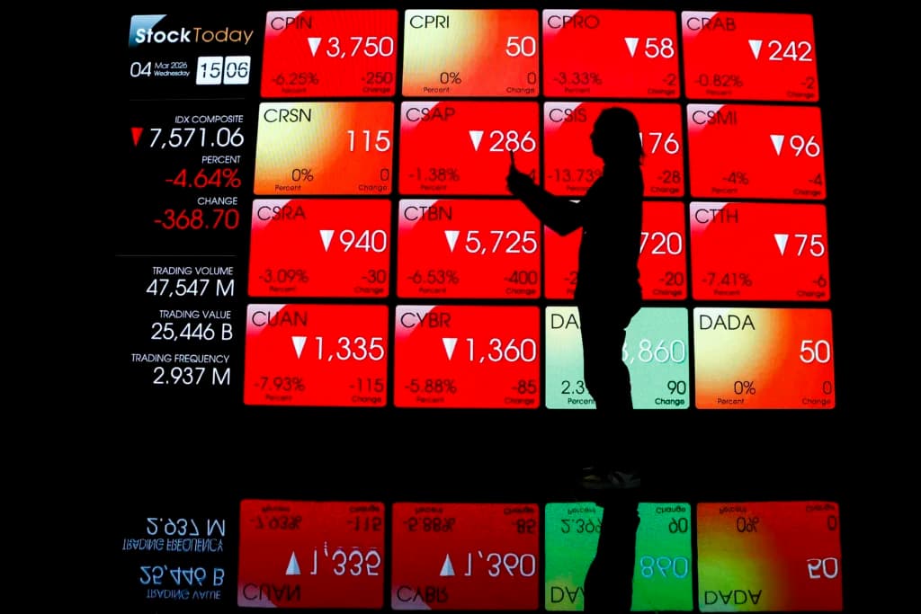 Pengunjung melintas di depan layar yang menampilkan pergerakan Indeks Harga Saham Gabungan (IHSG) di Bursa Efek Indonesia, Jakarta. Pengunjung melintas di depan layar yang menampilkan pergerakan Indeks Harga Saham Gabungan (IHSG) di Bursa Efek Indonesia, Jakarta.