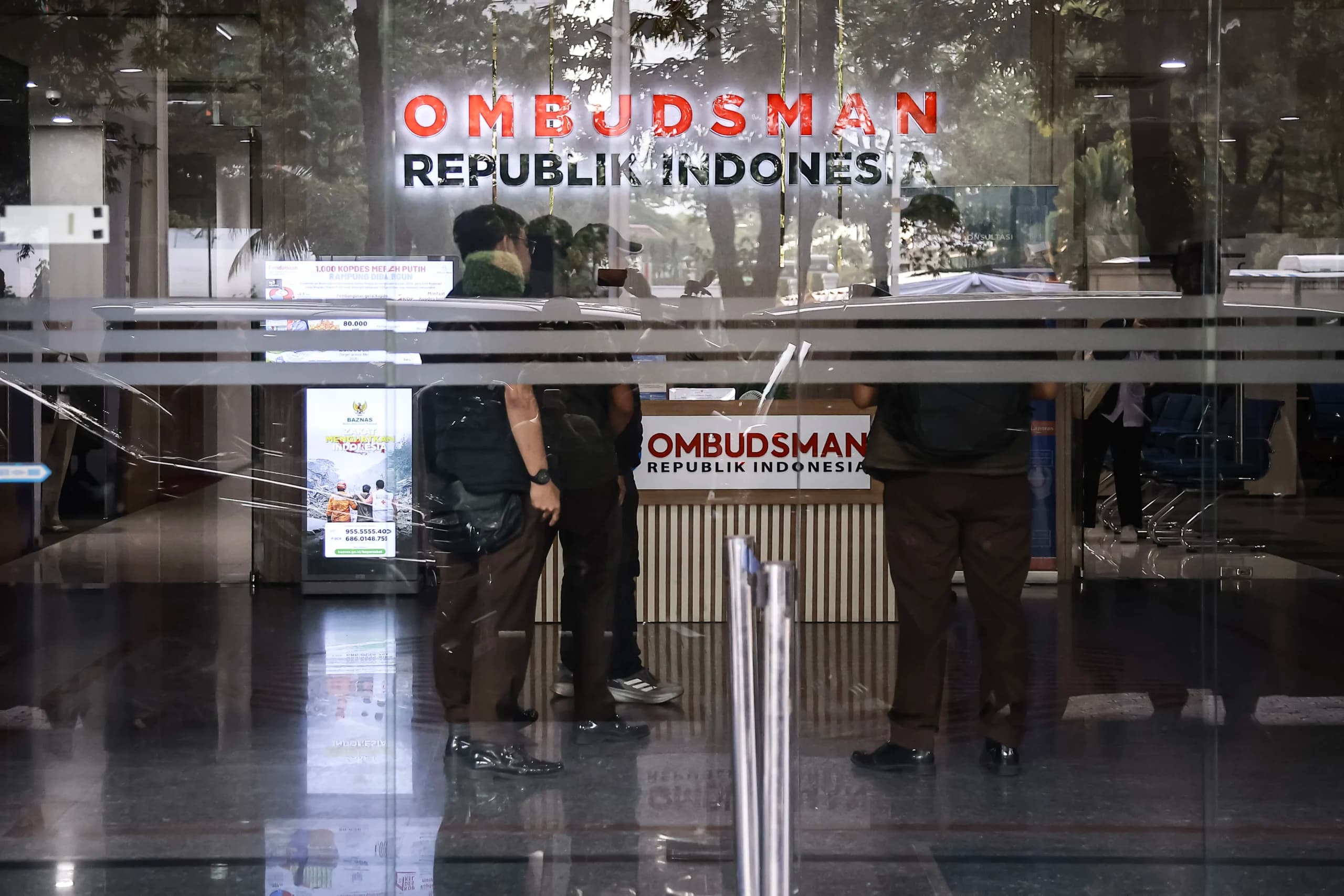 Petugas dari Kejaksaan Agung berjaga saat penggeledahan di gedung Ombudsman Petugas dari Kejaksaan Agung berjaga saat penggeledahan di gedung Ombudsman