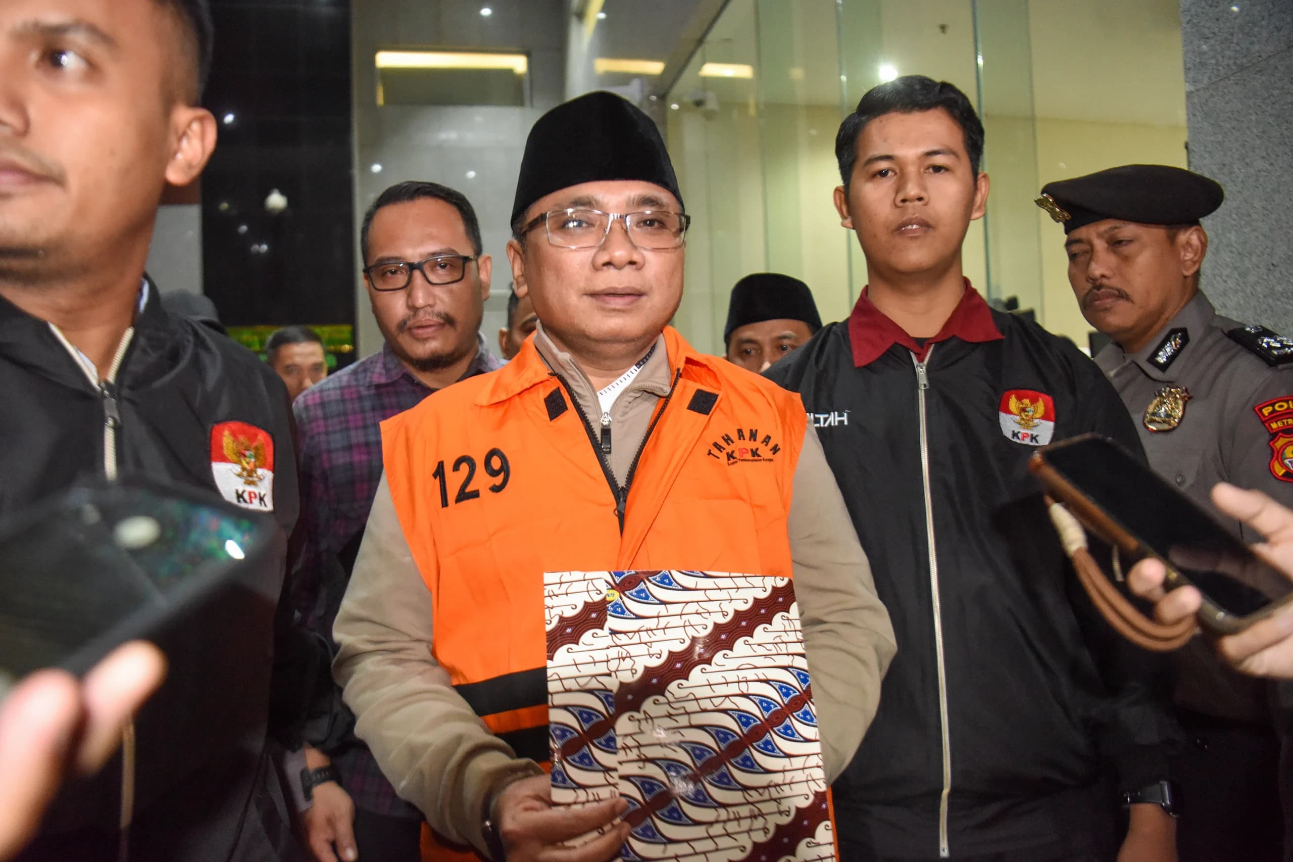 Tersangka kasus dugaan korupsi kuota haji dan penyelenggaraan ibadah haji Yaqut Cholil Qoumas (tengah) mengenakan rompi tahanan usai menjalani pemeriksaan di Gedung Merah Putih KPK, Jakarta Tersangka kasus dugaan korupsi kuota haji dan penyelenggaraan ibadah haji Yaqut Cholil Qoumas (tengah) mengenakan rompi tahanan usai menjalani pemeriksaan di Gedung Merah Putih KPK, Jakarta