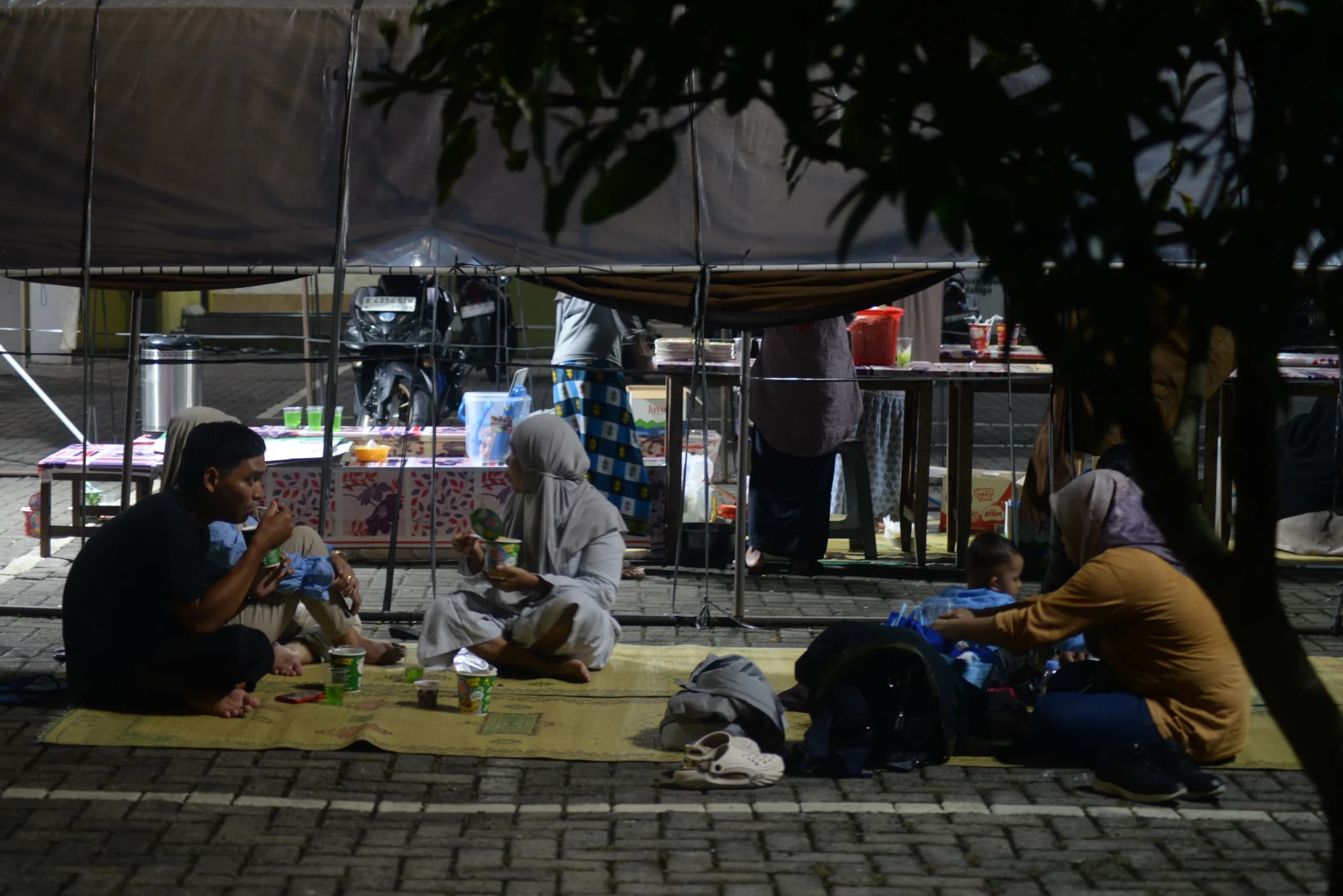 Pemudik atau pengendara berbuka puasa saat beristirahat di Masjid Baitusy Syukur, Salatiga, Jawa Tengah Pemudik atau pengendara berbuka puasa saat beristirahat di Masjid Baitusy Syukur, Salatiga, Jawa Tengah