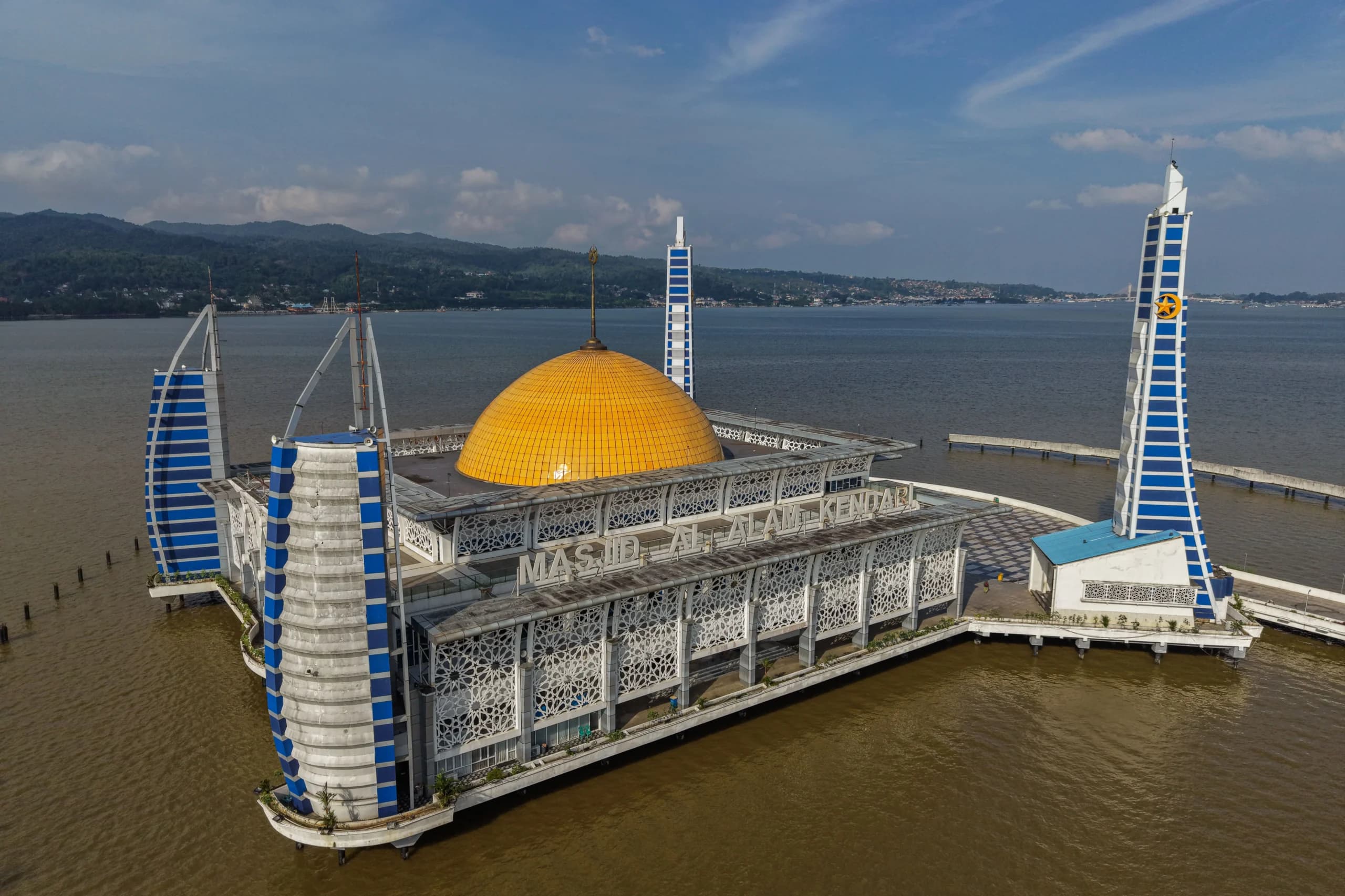 Masjid terapung Al Alam di Kendari Masjid terapung Al Alam di Kendari