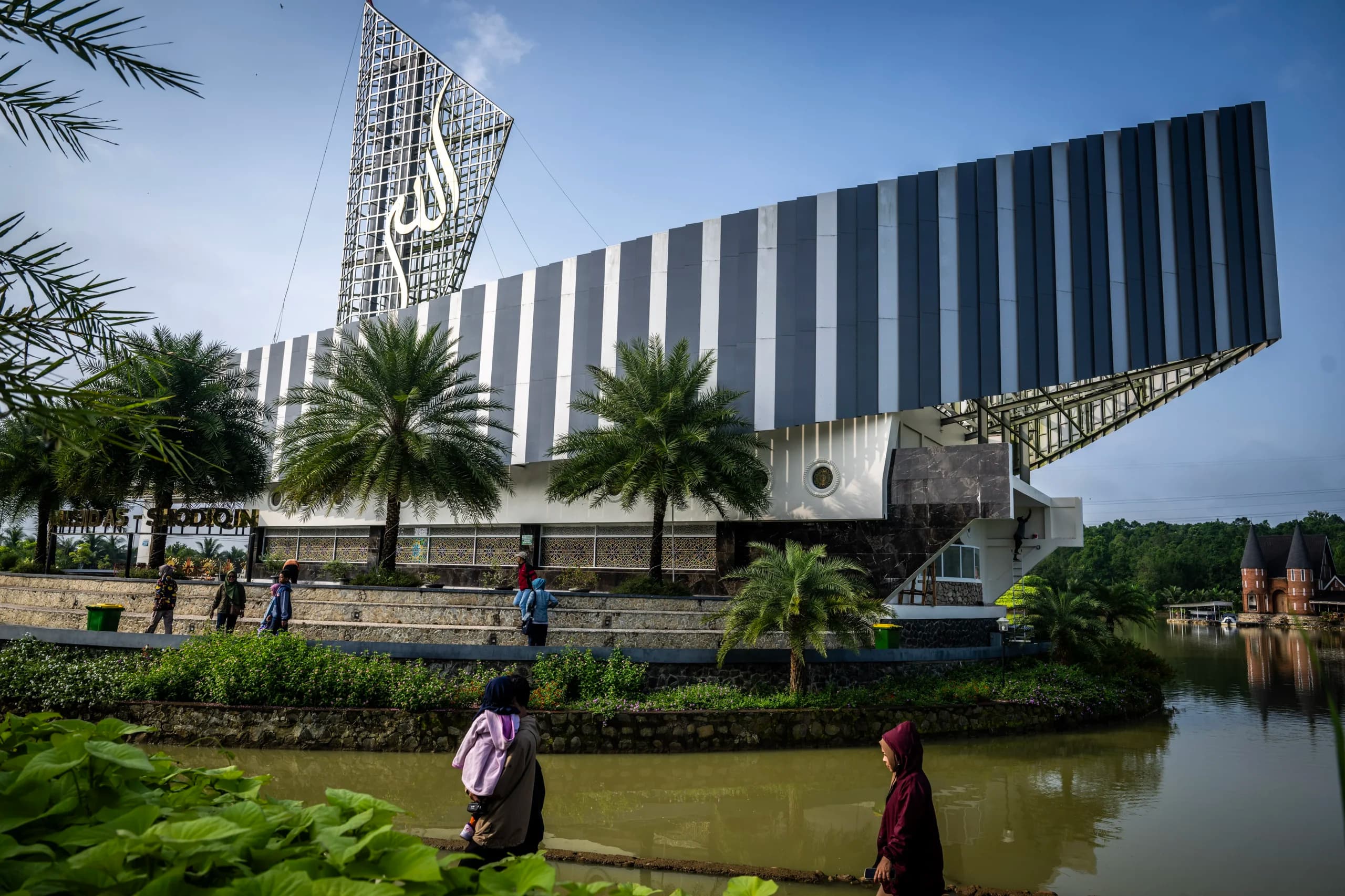 Warga berjalan di kawasan Masjid As Shodiqin, Desa Madura, Kecamatan Wanareja, Cilacap, Jawa Tengah Warga berjalan di kawasan Masjid As Shodiqin, Desa Madura, Kecamatan Wanareja, Cilacap, Jawa Tengah