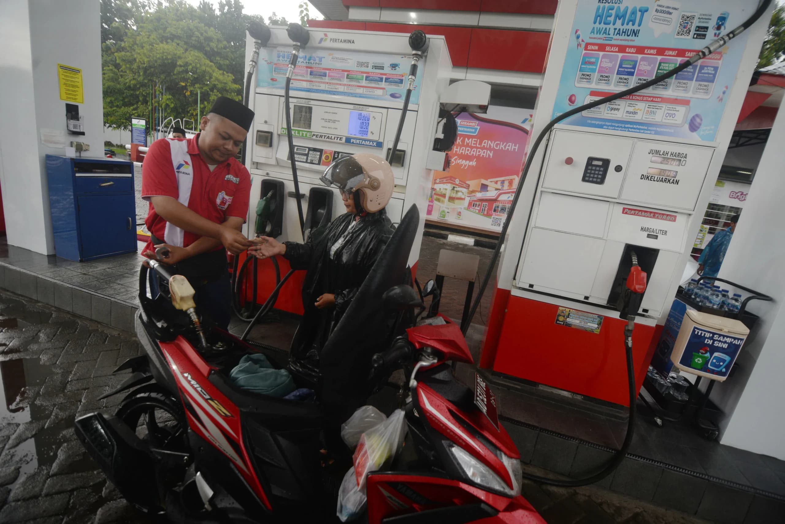 Petugas melayani pengendara kendaraan roda dua mengisi bahan bakar minyak (BBM) di Stasiun Pengisian Bahan Bakar Umum (SPBU) Bolon, Colomadu, Karanganyar, Jawa Tengah. Petugas melayani pengendara kendaraan roda dua mengisi bahan bakar minyak (BBM) di Stasiun Pengisian Bahan Bakar Umum (SPBU) Bolon, Colomadu, Karanganyar, Jawa Tengah.