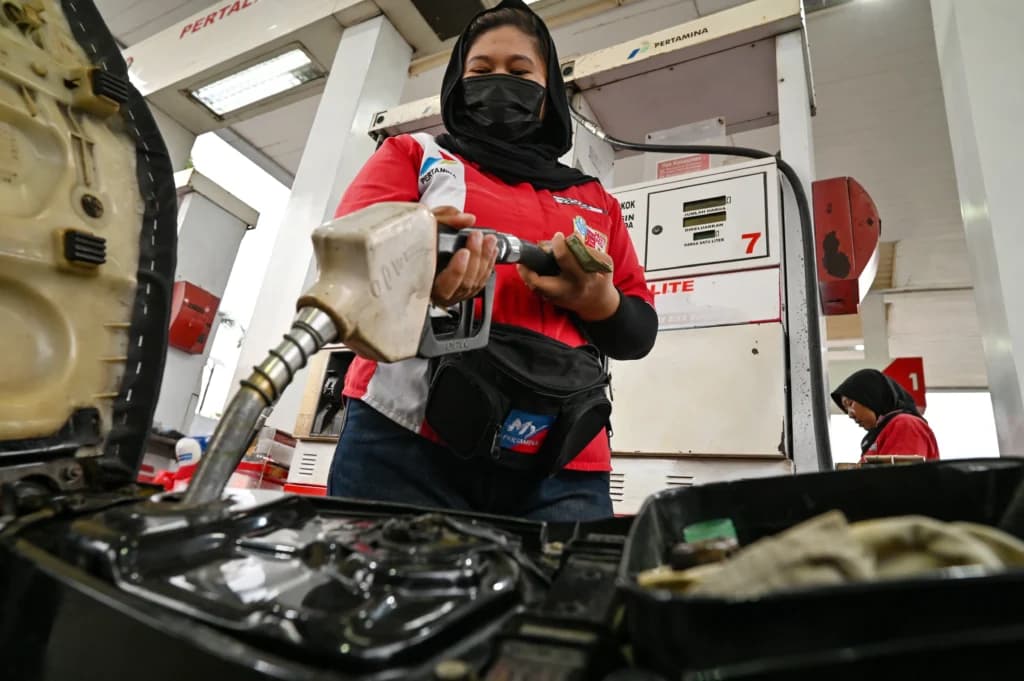 Petugas mengisi BBM jenis Pertalite ke tangki sepeda motor konsumen di salah satu SPBU Pertamina di Palu, Sulawesi Tengah. Petugas mengisi BBM jenis Pertalite ke tangki sepeda motor konsumen di salah satu SPBU Pertamina di Palu, Sulawesi Tengah.