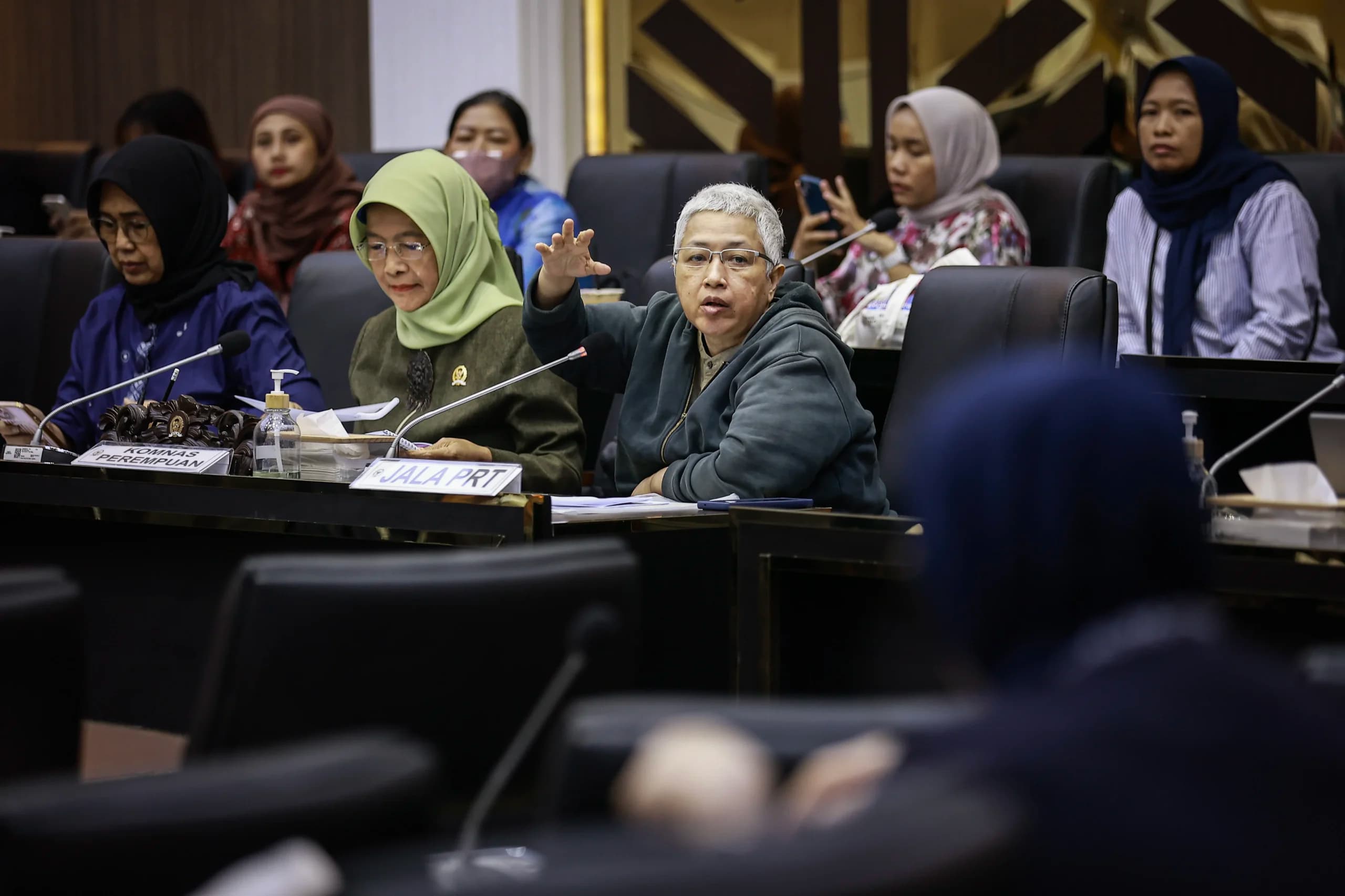 Koordinator Jaringan Advokasi Nasional Pekerja Rumah Tangga (JALA PRT) Lita Anggraini (ketiga kiri) bersama Direktur Institut Sarinah Eva Kusuma Sundari (kiri) dan Ketua Komnas Perempuan Maria Ulfah Anshor (kedua kiri) mengikuti Rapat Dengar Pendapat Umum (RDPU) bersama Badan Legislasi DPR di Kompleks Parlemen, Senayan Koordinator Jaringan Advokasi Nasional Pekerja Rumah Tangga (JALA PRT) Lita Anggraini (ketiga kiri) bersama Direktur Institut Sarinah Eva Kusuma Sundari (kiri) dan Ketua Komnas Perempuan Maria Ulfah Anshor (kedua kiri) mengikuti Rapat Dengar Pendapat Umum (RDPU) bersama Badan Legislasi DPR di Kompleks Parlemen, Senayan