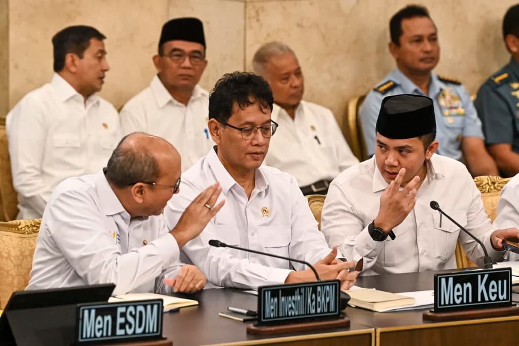 Menteri Keuangan Purbaya Yudhi Sadewa (tengah), Menteri Investasi/Kepala BKPM sekaligus CEO Danantara Roslan Roeslani (kiri), Sekretaris Kabinet Teddy Indra Wijaya (kanan) berbincang saat mengikuti Sidang Kabinet Paripurna di Istana Negara, Jakarta. Menteri Keuangan Purbaya Yudhi Sadewa (tengah), Menteri Investasi/Kepala BKPM sekaligus CEO Danantara Roslan Roeslani (kiri), Sekretaris Kabinet Teddy Indra Wijaya (kanan) berbincang saat mengikuti Sidang Kabinet Paripurna di Istana Negara, Jakarta.