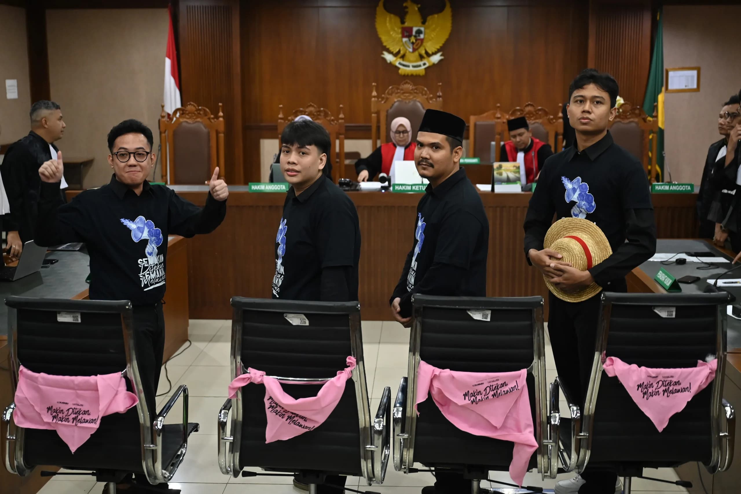 Terdakwa kasus dugaan penghasutan, Delpedro Marhaen (kiri), Muzaffar Salim (kedua kiri), Syahdan Husein (kedua kanan) dan Khariq Anhar (kanan) bersiap menjalani sidang putusan di Pengadilan Negeri Jakarta Pusat, Jakarta, Terdakwa kasus dugaan penghasutan, Delpedro Marhaen (kiri), Muzaffar Salim (kedua kiri), Syahdan Husein (kedua kanan) dan Khariq Anhar (kanan) bersiap menjalani sidang putusan di Pengadilan Negeri Jakarta Pusat, Jakarta,