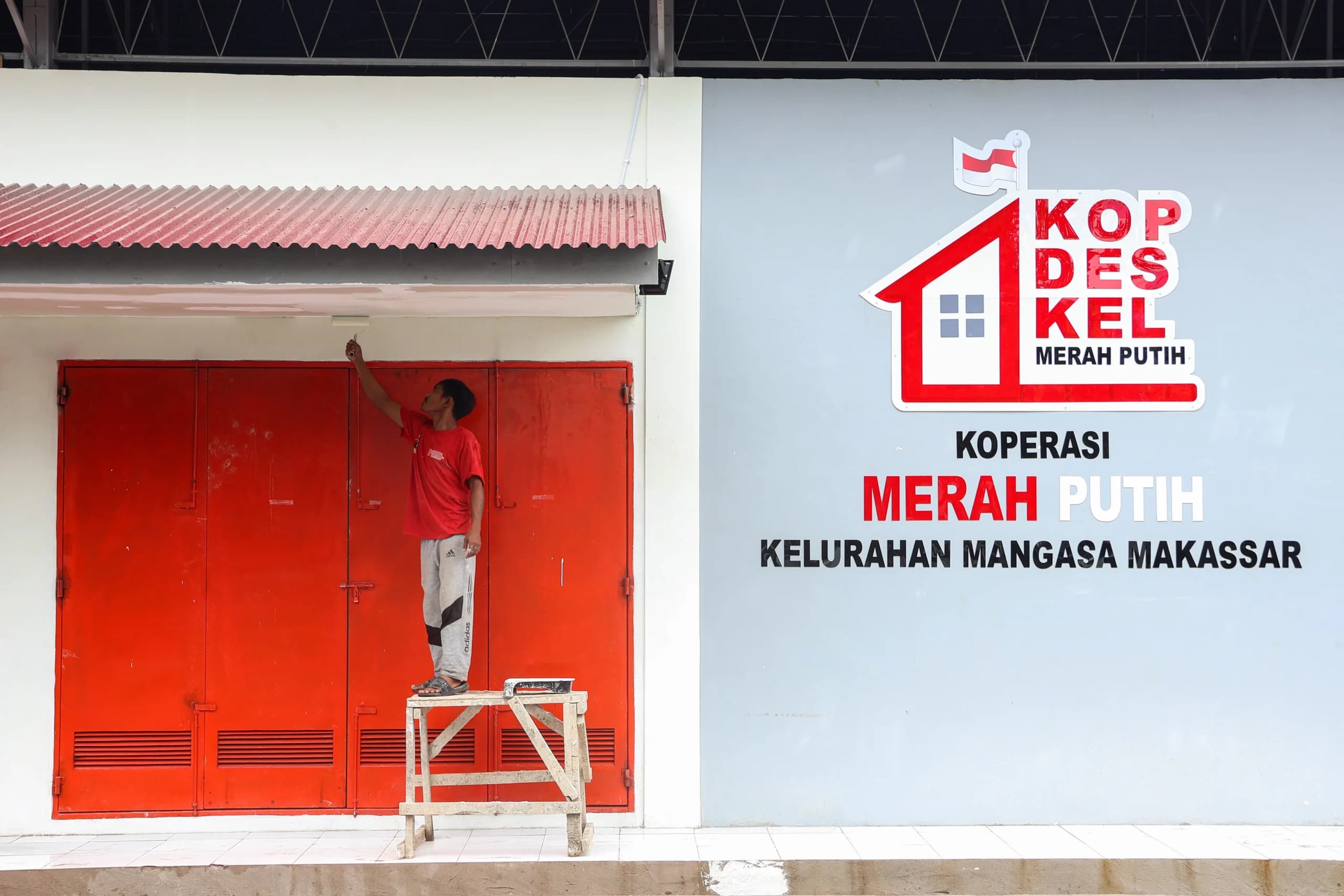 Pekerja menyelesaikan pembangunan Koperasi Merah Putih di Kelurahan Mangasa, Makassar, Sulawesi Selatan, Jumat (6/2/2026). Pemerintah menargetkan 60 ribu Koperasi Merah Putih dapat beroperasi hingga akhir Desember 2026. Pekerja menyelesaikan pembangunan Koperasi Merah Putih di Kelurahan Mangasa, Makassar, Sulawesi Selatan, Jumat (6/2/2026). Pemerintah menargetkan 60 ribu Koperasi Merah Putih dapat beroperasi hingga akhir Desember 2026.
