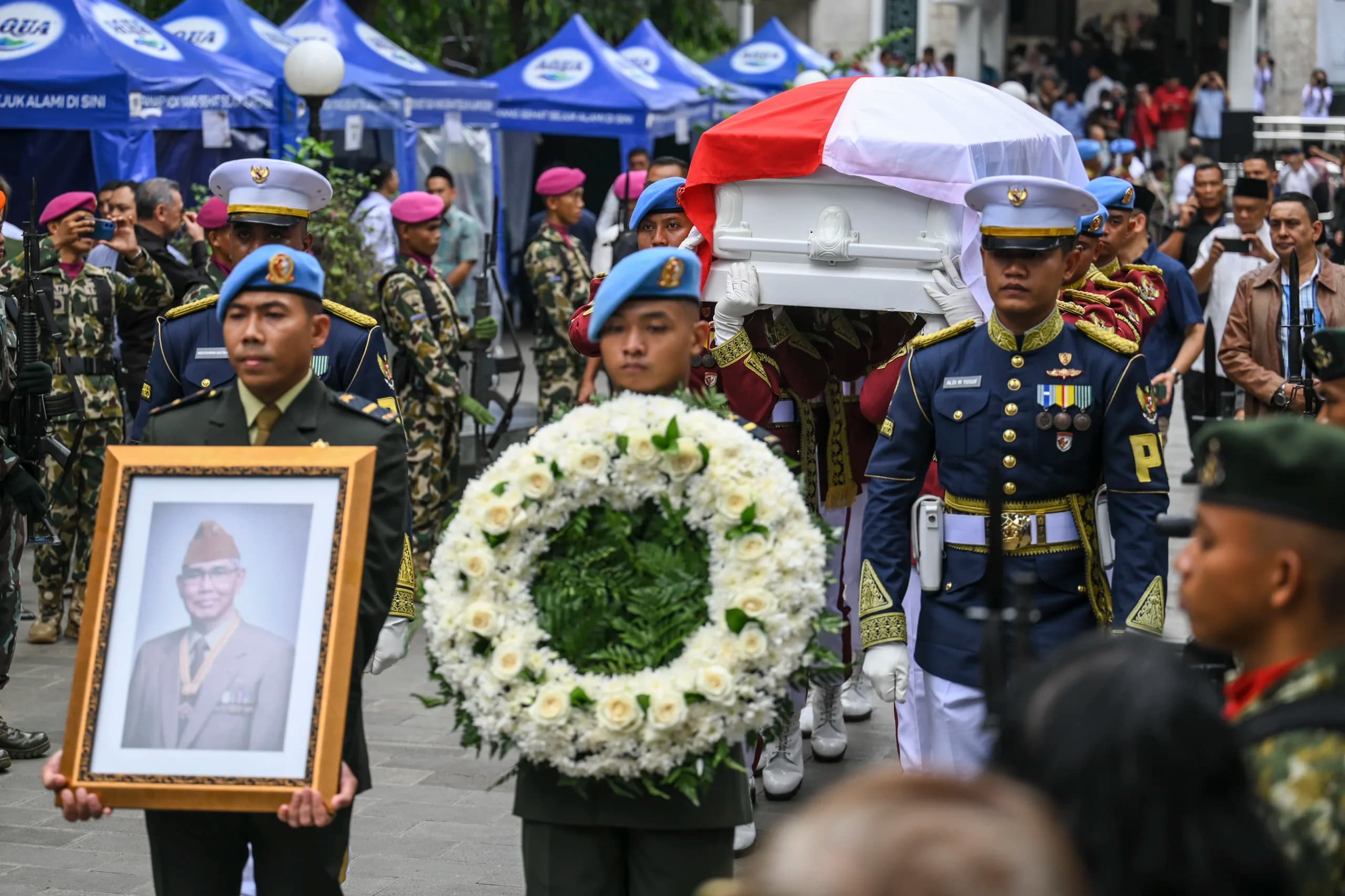 Personel Paspampres membawa jenazah Wakil Presiden ke-6 Try Sutrisno usai upacara penyerahan jenazah ke negara untuk dimakamkan di Taman Makam Pahlawan Kalibata dari Masjid Agung Sunda Kelapa, Jakarta Personel Paspampres membawa jenazah Wakil Presiden ke-6 Try Sutrisno usai upacara penyerahan jenazah ke negara untuk dimakamkan di Taman Makam Pahlawan Kalibata dari Masjid Agung Sunda Kelapa, Jakarta