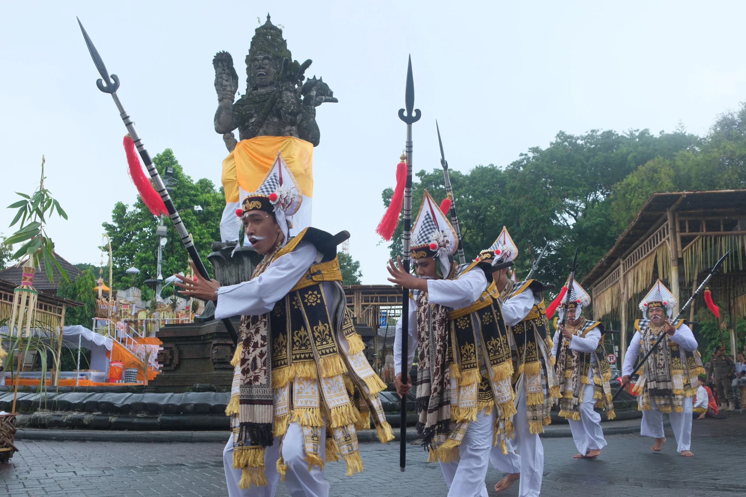 Umat Hindu membawakan tari baris pada upacara Tawur Agung Kesanga di kawasan Patung Catur Muka, Denpasar, Bali Umat Hindu membawakan tari baris pada upacara Tawur Agung Kesanga di kawasan Patung Catur Muka, Denpasar, Bali