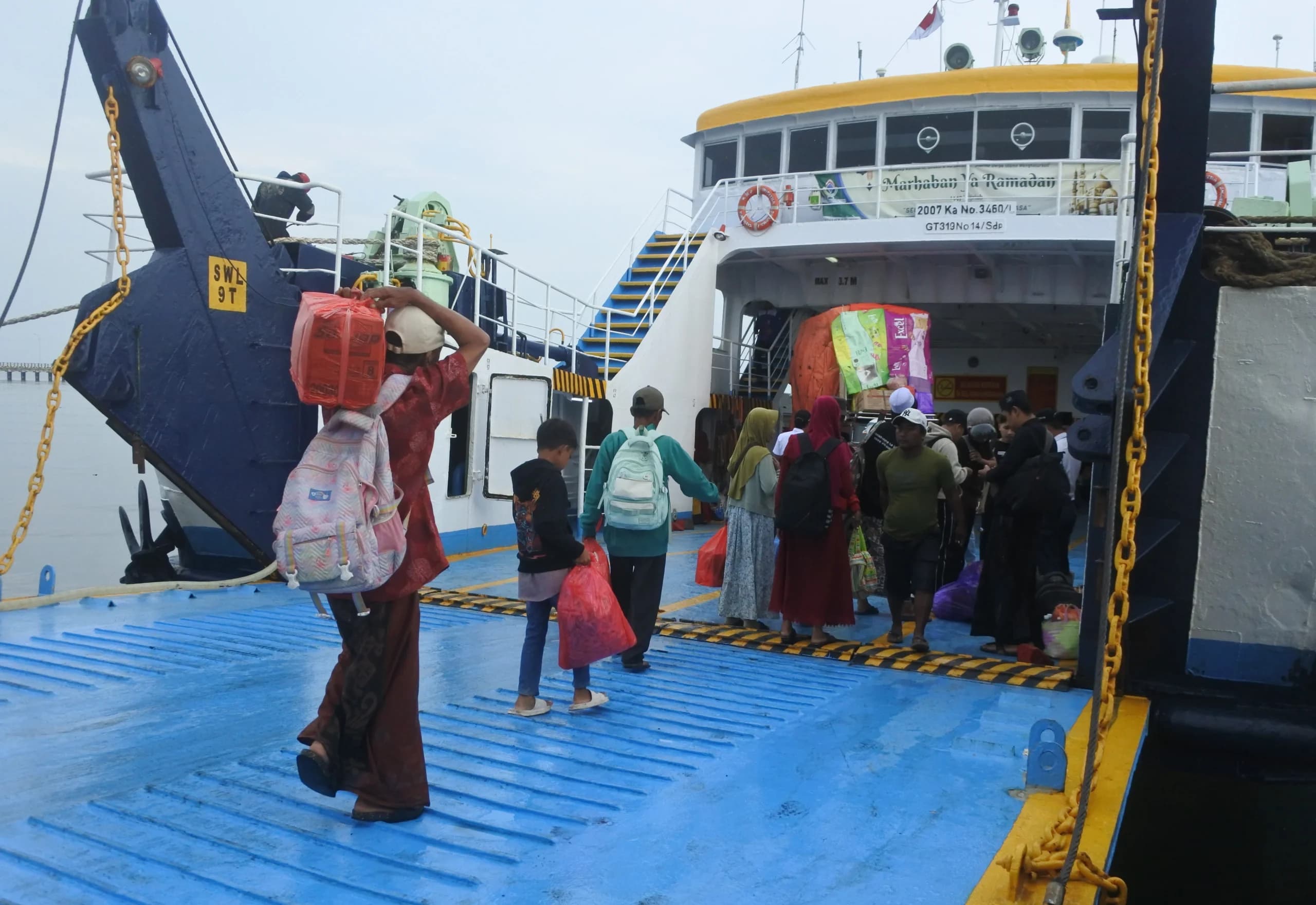 Calon penumpang berjalan memasuki kapal feri di Pelabuhan Jangkar, Situbondo, Jawa Timur, Calon penumpang berjalan memasuki kapal feri di Pelabuhan Jangkar, Situbondo, Jawa Timur,