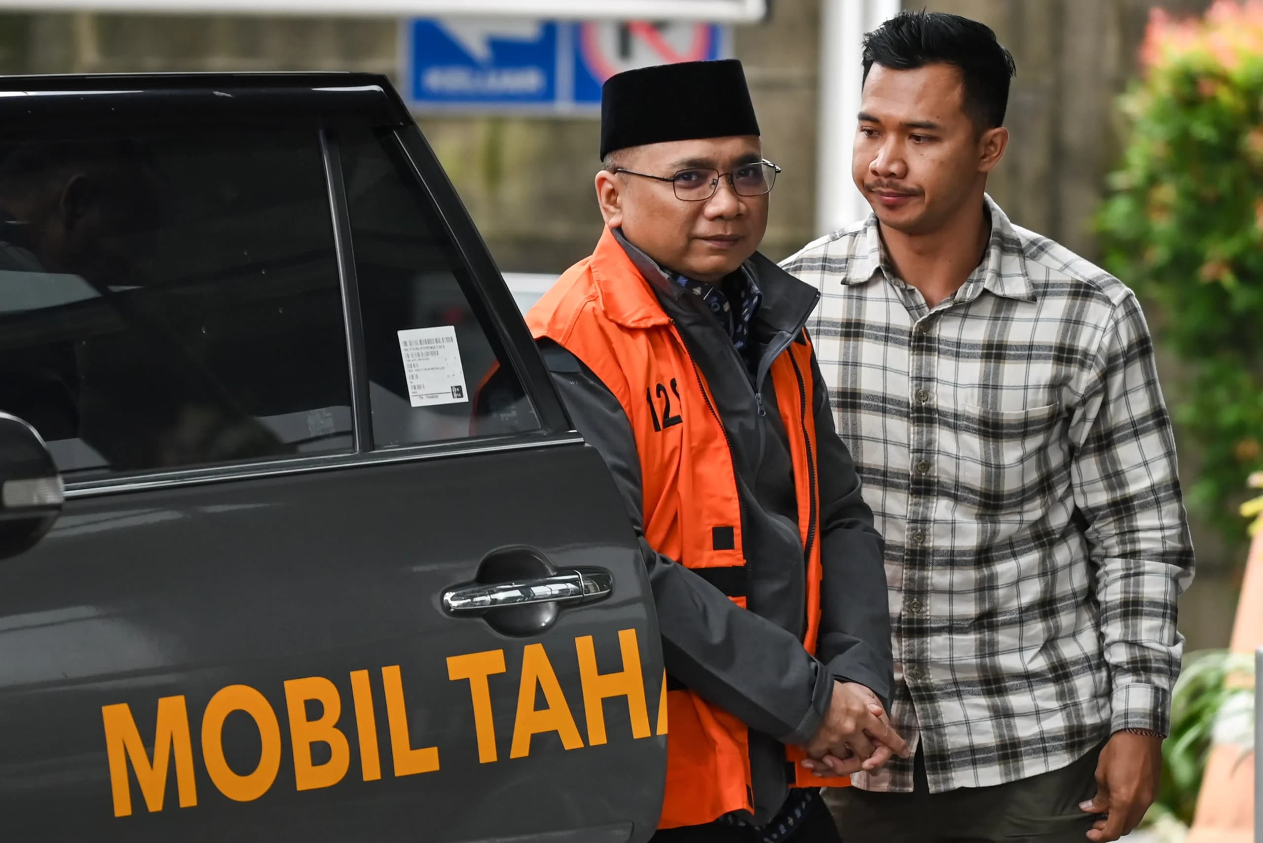 Tersangka kasus dugaan korupsi kuota haji dan penyelenggaraan ibadah haji Yaqut Cholil Qoumas (kiri) tiba di Gedung Merah Putih KPK, Jakarta, Tersangka kasus dugaan korupsi kuota haji dan penyelenggaraan ibadah haji Yaqut Cholil Qoumas (kiri) tiba di Gedung Merah Putih KPK, Jakarta,
