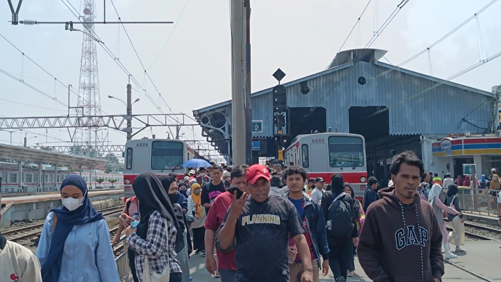 KRL Commuter Line menjadi salah satu transportasi andalan KRL Commuter Line menjadi salah satu transportasi andalan