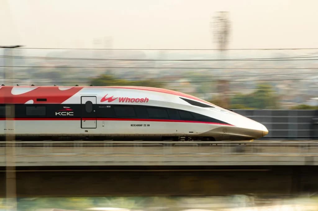 Kereta Cepat Whoosh layanan kereta cepat pertama di Asia Tenggara menghubungkan Jakarta (Stasiun Halim) dan Bandung (Stasiun Padalarang/Tegalluar) dengan kecepatan hingga 350 km/jam Kereta Cepat Whoosh layanan kereta cepat pertama di Asia Tenggara menghubungkan Jakarta (Stasiun Halim) dan Bandung (Stasiun Padalarang/Tegalluar) dengan kecepatan hingga 350 km/jam