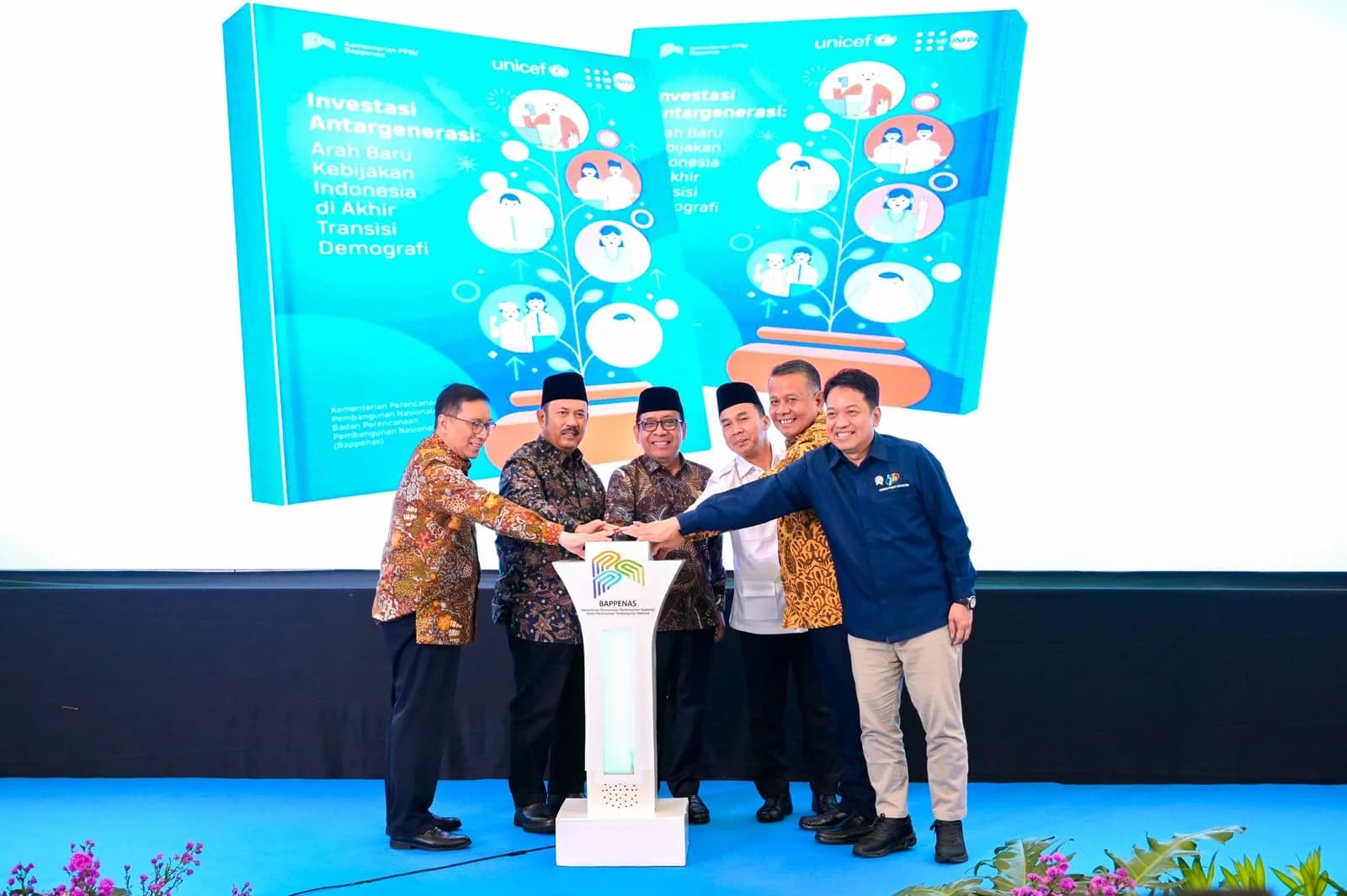 Kementerian PPN/Bappenas meluncurkan Buku Investasi Antargenerasi: Arah Baru Kebijakan Indonesia di Akhir Transisi Demografi. (Sumber: Dok. Bappenas) Kementerian PPN/Bappenas meluncurkan Buku Investasi Antargenerasi: Arah Baru Kebijakan Indonesia di Akhir Transisi Demografi. (Sumber: Dok. Bappenas)