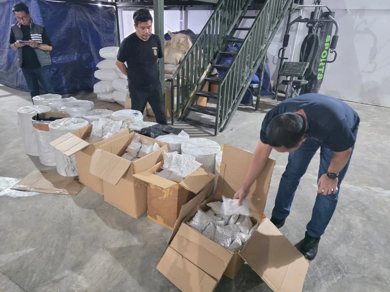 Penampakan pabrik narkotika jenis Zenith di Semarang Penampakan pabrik narkotika jenis Zenith di Semarang