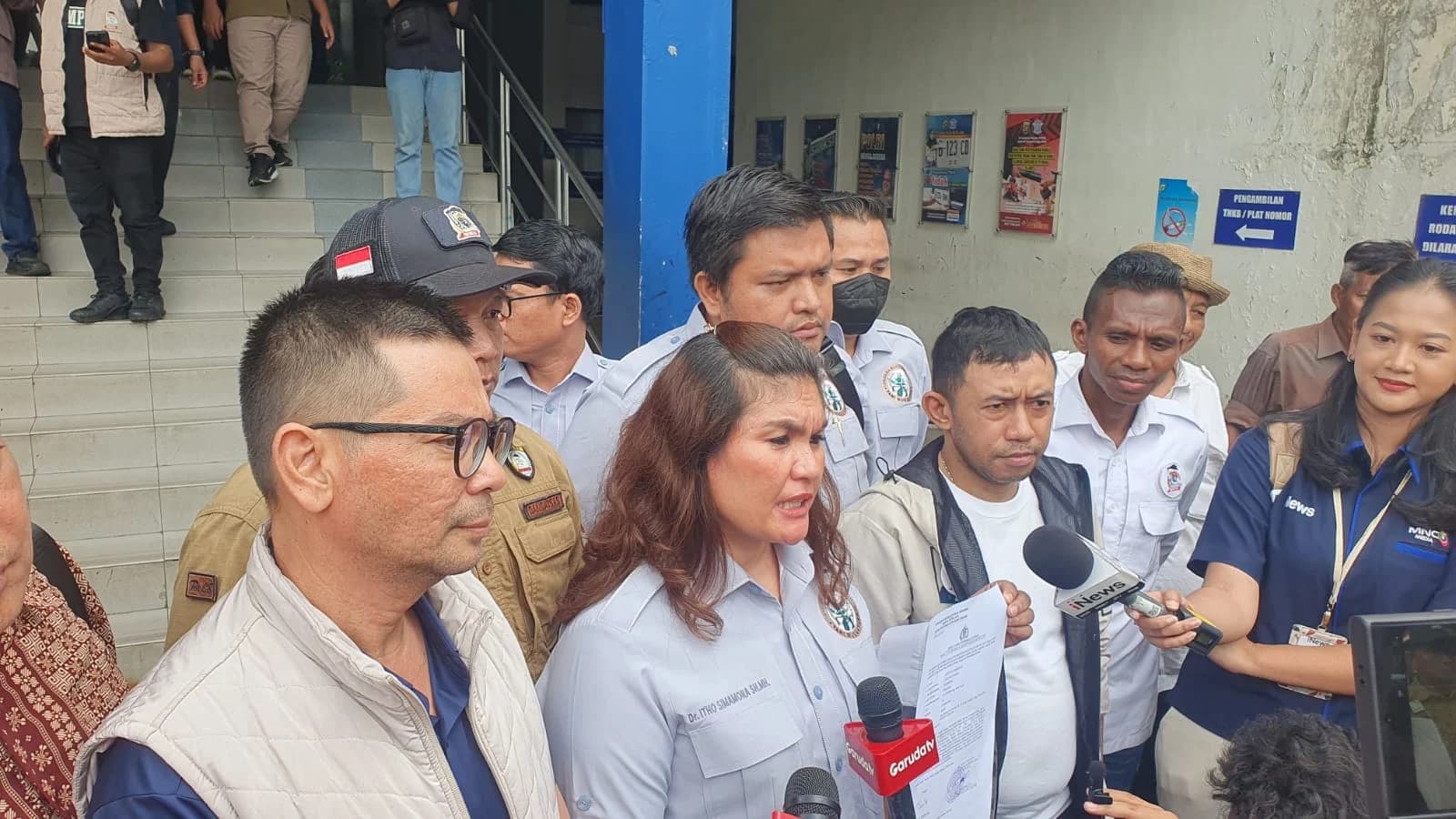 Tim advokasi LBH Tani Nusantara melaporkan Pakar Hukum Tata Negara Feri Amsari. Tim advokasi LBH Tani Nusantara melaporkan Pakar Hukum Tata Negara Feri Amsari.