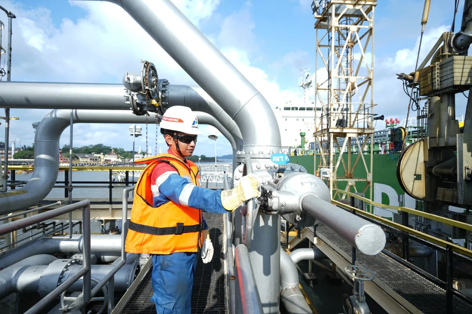 Perwira Pertamina di Kilang Cilacap. (Sumber: Pertamina Patra Niaga) Perwira Pertamina di Kilang Cilacap. (Sumber: Pertamina Patra Niaga)