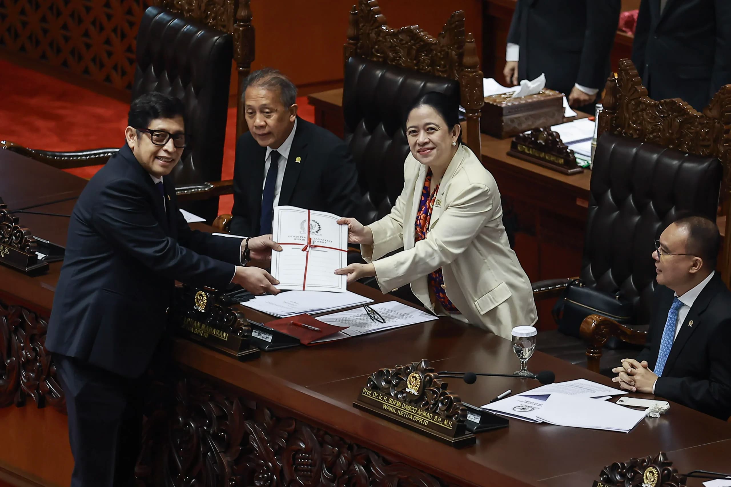 Ketua DPR Puan Maharani (kedua kanan) menerima berkas pembahasan dari Ketua Badan Legislasi (Baleg) DPR Bob Hasan (kiri) disaksikan Wakil Ketua DPR Sufmi Dasco Ahmad (kanan) dan Saan Mustopa (kedua kiri) saat Rapat Paripurna ke-17 Masa Persidangan IV Tahun Sidang 2025-2026 di Kompleks Parlemen, Senayan, Jakarta Ketua DPR Puan Maharani (kedua kanan) menerima berkas pembahasan dari Ketua Badan Legislasi (Baleg) DPR Bob Hasan (kiri) disaksikan Wakil Ketua DPR Sufmi Dasco Ahmad (kanan) dan Saan Mustopa (kedua kiri) saat Rapat Paripurna ke-17 Masa Persidangan IV Tahun Sidang 2025-2026 di Kompleks Parlemen, Senayan, Jakarta