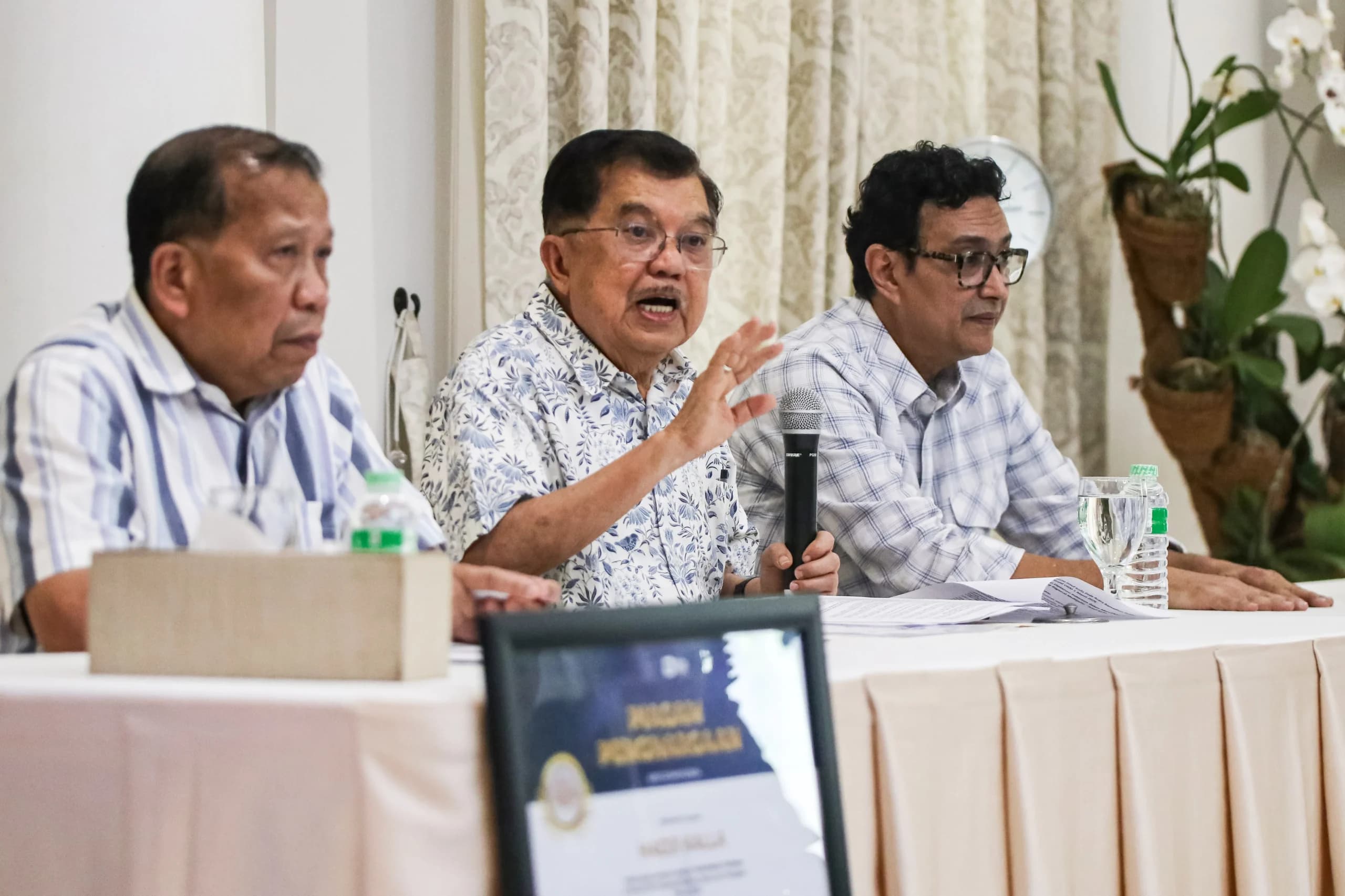 Wakil Presiden RI ke-10 dan ke-12 Jusuf Kalla (tengah) didampingi juru bicara Husain Abdullah (kanan) dan mantan Menkumham Hamid Awaluddin (kiri) memberikan keterangan pers di kediamannya di Jakarta, Sabtu (18/4/2026). Wakil Presiden RI ke-10 dan ke-12 Jusuf Kalla (tengah) didampingi juru bicara Husain Abdullah (kanan) dan mantan Menkumham Hamid Awaluddin (kiri) memberikan keterangan pers di kediamannya di Jakarta, Sabtu (18/4/2026).