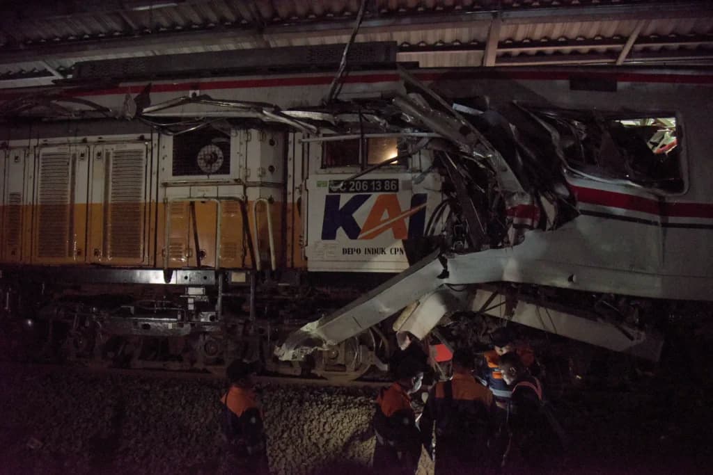 Petugas memeriksa kondisi gerbong KRL Commuterline yang bertabrakan dengan KA Argo Bromo Anggrek relasi Gambir-Surabaya Pasar Turi di Stasiun Bekasi Timur, Bekasi Petugas memeriksa kondisi gerbong KRL Commuterline yang bertabrakan dengan KA Argo Bromo Anggrek relasi Gambir-Surabaya Pasar Turi di Stasiun Bekasi Timur, Bekasi