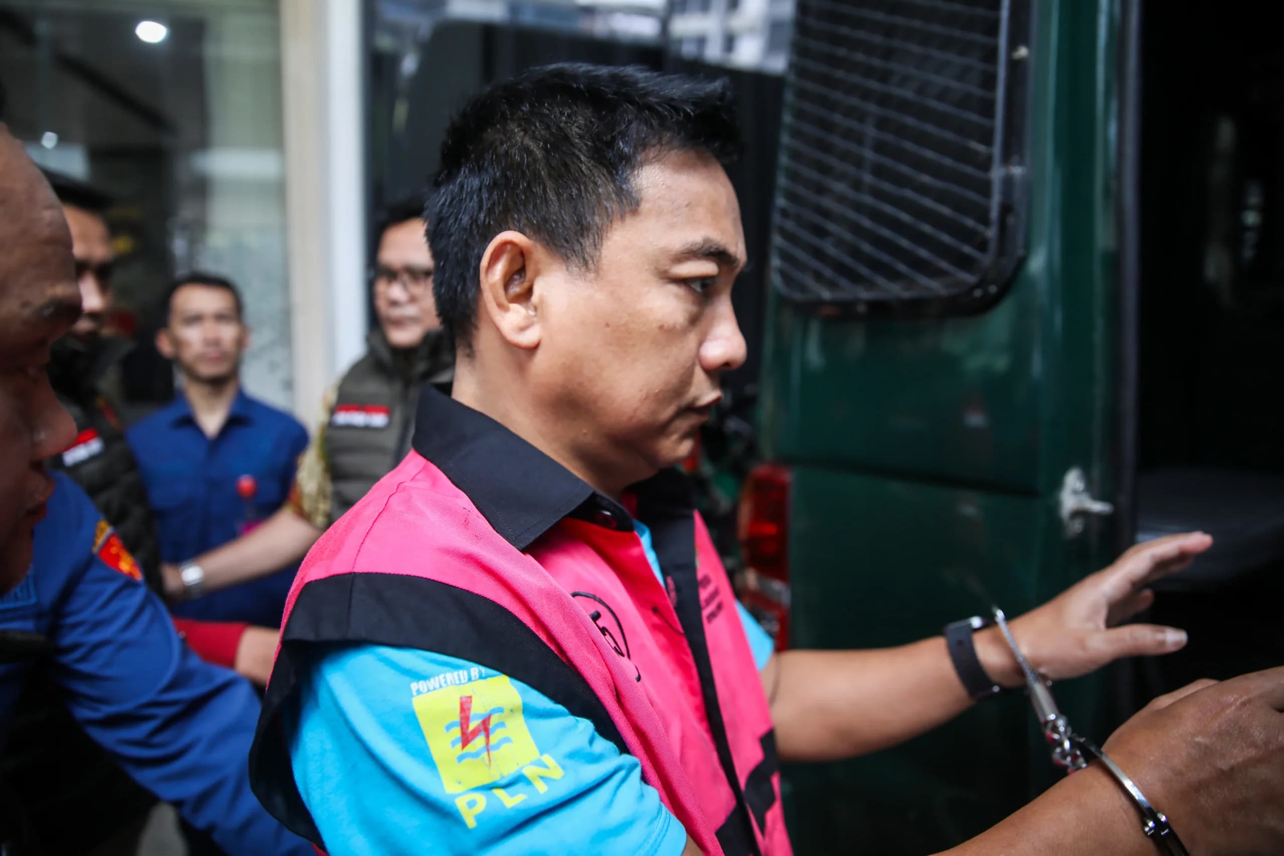 Ketua Ombudsman RI 2026 - 2031 Hery Susanto masuk ke dalam mobil tahanan seusai menjalani pemeriksaan dan penetapan tersangka di Gedung Bundar Jampidsus Kejaksaan Agung, Jakarta Ketua Ombudsman RI 2026 - 2031 Hery Susanto masuk ke dalam mobil tahanan seusai menjalani pemeriksaan dan penetapan tersangka di Gedung Bundar Jampidsus Kejaksaan Agung, Jakarta