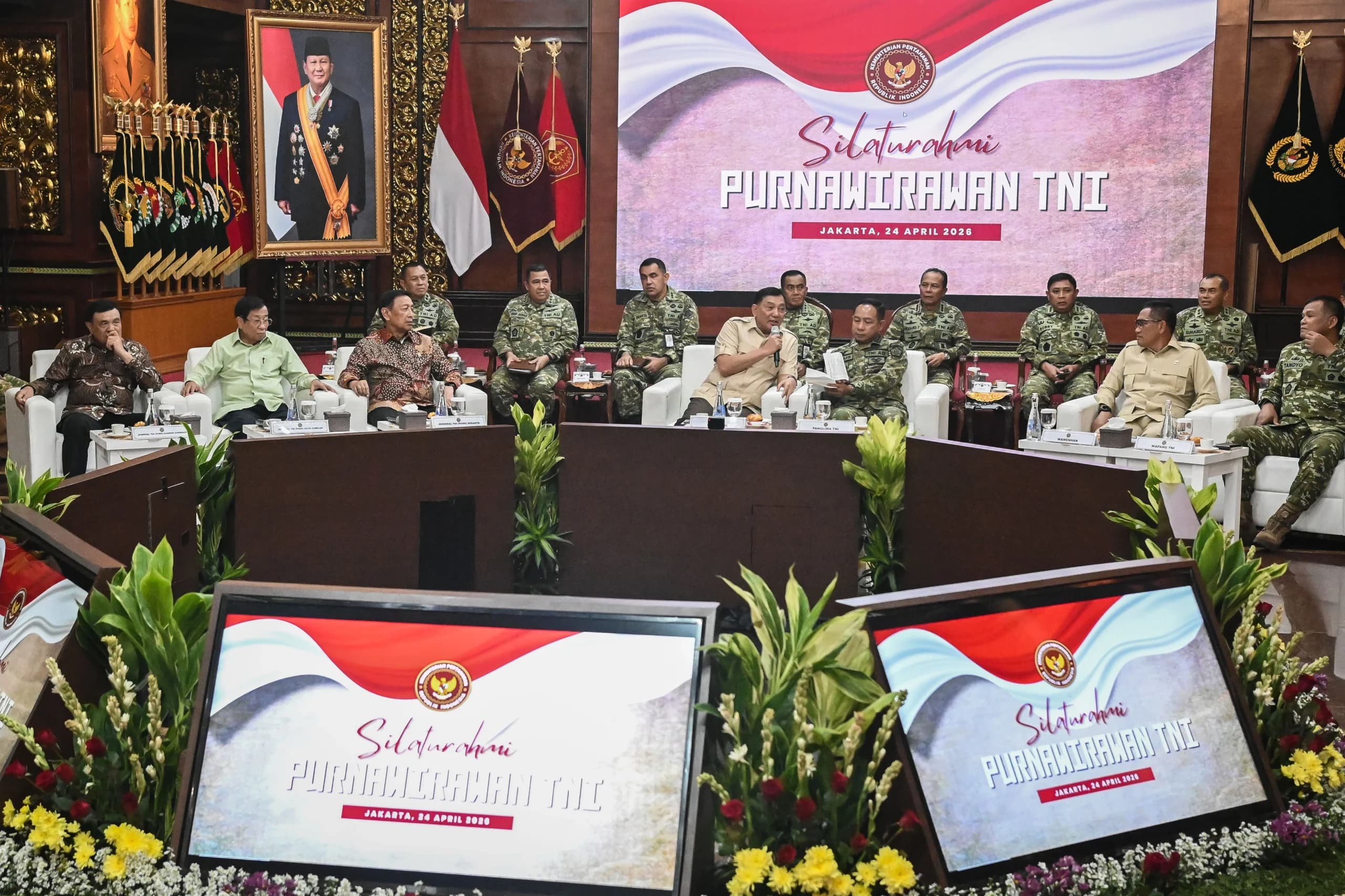 Menteri Pertahanan Sjafrie Sjamsoeddin (keempat kanan) menyampaikan sambutan didampingi Panglima TNI Jenderal TNI Agus Subiyanto (ketiga kanan) saat kegiatan Silaturahmi bersama Purnawirawan TNI di Gedung Kementerian Pertahanan, Jakarta, Jumat (24/4/2026). Pertemuan bersama para purnawirawan TNI itu membahas terkait isu strategis pertahanan nasional, tata kelola negara, dan program pemerintah. Menteri Pertahanan Sjafrie Sjamsoeddin (keempat kanan) menyampaikan sambutan didampingi Panglima TNI Jenderal TNI Agus Subiyanto (ketiga kanan) saat kegiatan Silaturahmi bersama Purnawirawan TNI di Gedung Kementerian Pertahanan, Jakarta, Jumat (24/4/2026). Pertemuan bersama para purnawirawan TNI itu membahas terkait isu strategis pertahanan nasional, tata kelola negara, dan program pemerintah.