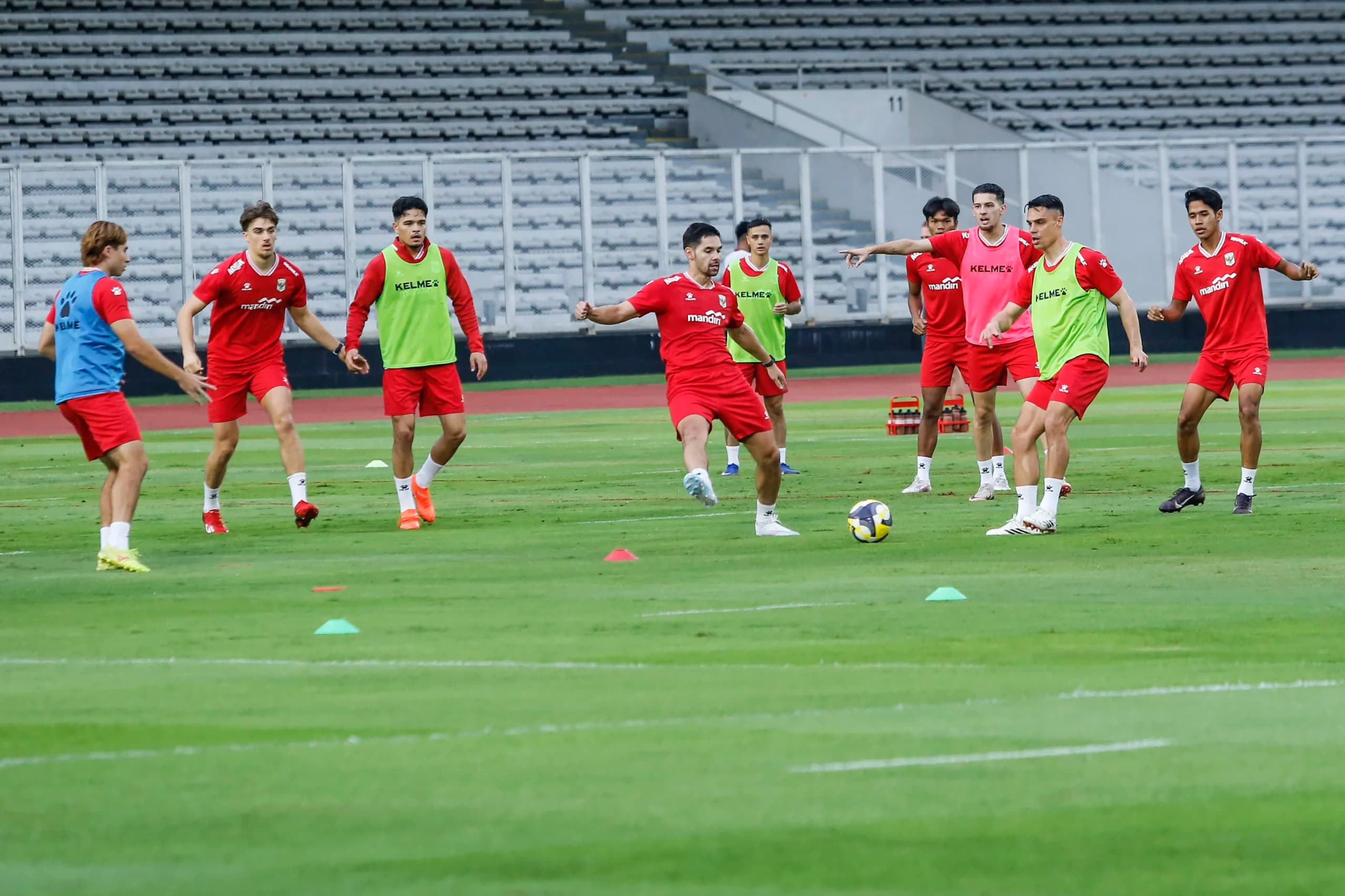 Sejumlah pesepak bola Timnas Indonesia mengikuti latihan jelang laga FIFA Series di Stadion Madya, Senayan, Jakarta, Kamis (26/3/2026). Latihan tersebut sebagai persiapan jelang melawan Timnas St Kitts and Nevis pada FIFA Series yang berlangsung Jumat (27/3) di Stadion Utama Gelora Bung Karno. Sejumlah pesepak bola Timnas Indonesia mengikuti latihan jelang laga FIFA Series di Stadion Madya, Senayan, Jakarta, Kamis (26/3/2026). Latihan tersebut sebagai persiapan jelang melawan Timnas St Kitts and Nevis pada FIFA Series yang berlangsung Jumat (27/3) di Stadion Utama Gelora Bung Karno.