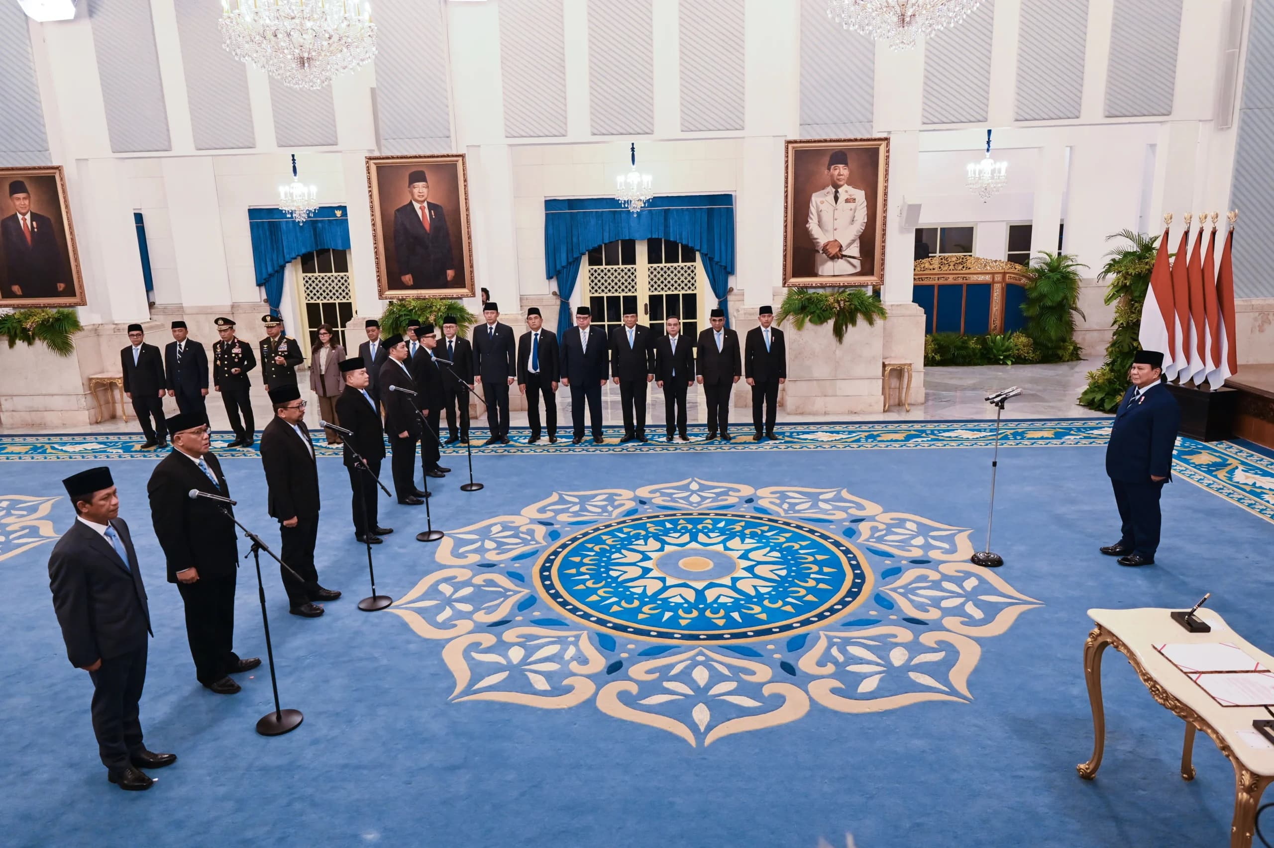 Presiden Prabowo Subianto (kanan) memimpin pelantikan pejabat baru dalam Kabinet Merah Putih di Istana Negara, Jakarta, Senin (27/4/2026). Sebanyak enam pejabat baru mengisi jabatan dalam perombakan (reshuffle) Kabinet Merah Putih, antara lain Jumhur Hidayat sebagai Menteri Lingkungan Hidup, Hanif Faisol sebagai Wakil Menteri Koordinator Bidang Pangan, Jenderal TNI (Purn) Dudung Abdurachman sebagai Kepala Kantor Staf Kepresidenan, Muhammad Qodari sebagai Kepala Badan Komunikasi Pemerintah, Hasan Nasbi sebagai Penasehat Khusus Presiden Bidang Komunikasi, dan Abdul Kadir Karding sebagai Kepala Badan Karantina Nasional. Presiden Prabowo Subianto (kanan) memimpin pelantikan pejabat baru dalam Kabinet Merah Putih di Istana Negara, Jakarta, Senin (27/4/2026). Sebanyak enam pejabat baru mengisi jabatan dalam perombakan (reshuffle) Kabinet Merah Putih, antara lain Jumhur Hidayat sebagai Menteri Lingkungan Hidup, Hanif Faisol sebagai Wakil Menteri Koordinator Bidang Pangan, Jenderal TNI (Purn) Dudung Abdurachman sebagai Kepala Kantor Staf Kepresidenan, Muhammad Qodari sebagai Kepala Badan Komunikasi Pemerintah, Hasan Nasbi sebagai Penasehat Khusus Presiden Bidang Komunikasi, dan Abdul Kadir Karding sebagai Kepala Badan Karantina Nasional.