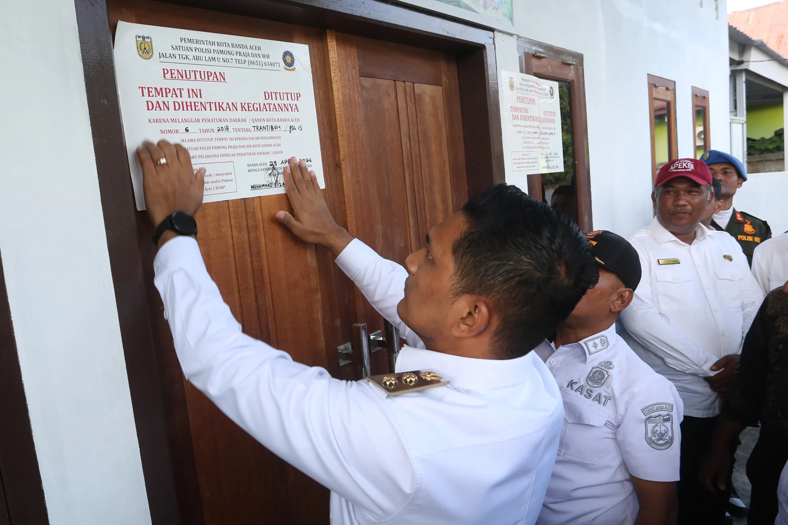 Wakil Wali Kota Banda Aceh Afdhal Khalilullah (kiri) menempel poster penutupan operasional tempat penitipan anak Baby Preneur Daycare Khalifah Aceh 3 di Banda Aceh, Aceh Wakil Wali Kota Banda Aceh Afdhal Khalilullah (kiri) menempel poster penutupan operasional tempat penitipan anak Baby Preneur Daycare Khalifah Aceh 3 di Banda Aceh, Aceh