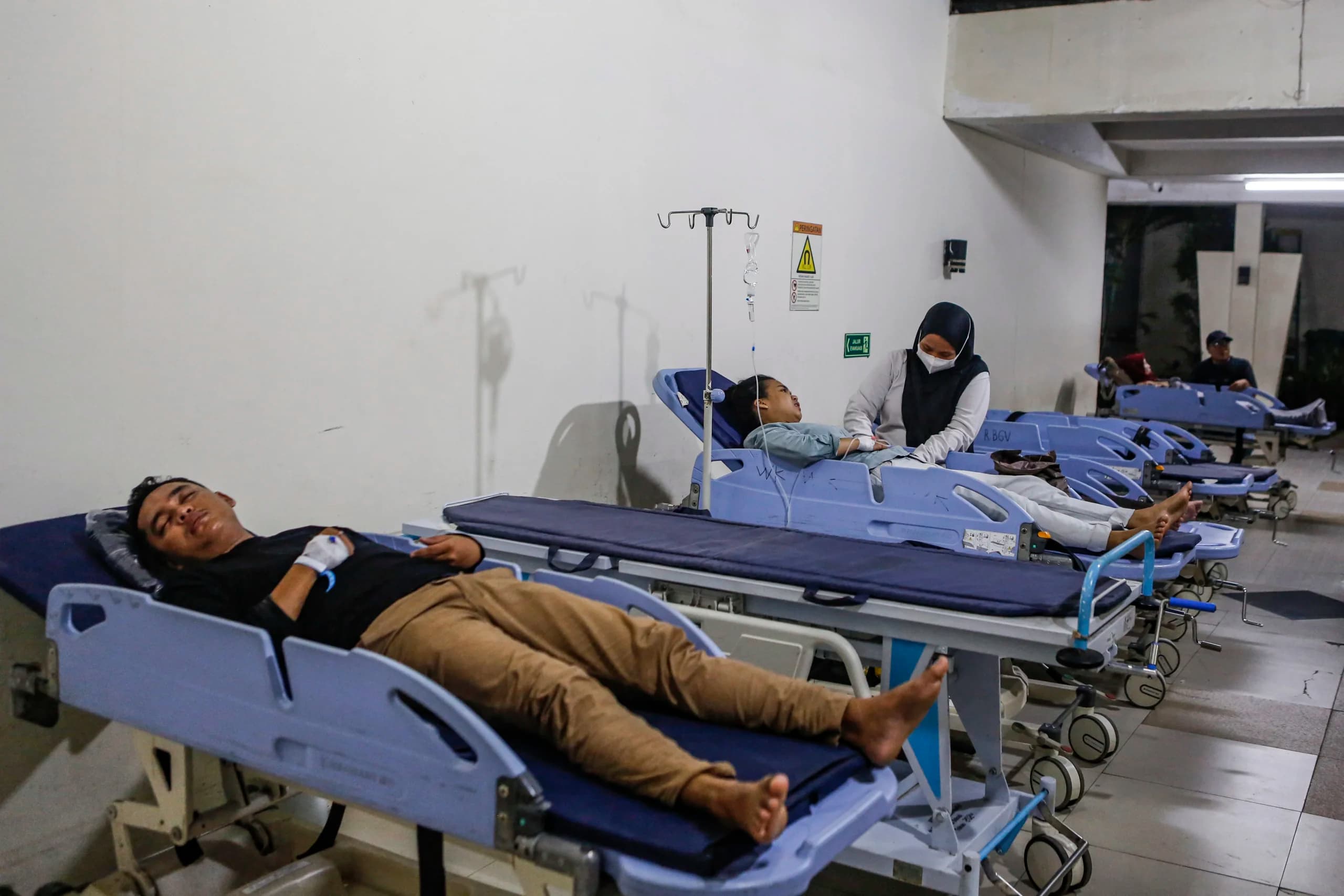 Sejumlah korban kecelakaan antara KRL Commuterline dengan KA Argo Bromo Anggrek relasi Gambir-Surabaya Pasar Turi dirawat di ruang IGD Rumah Sakit Umum Daerah (RSUD) Bekasi, Jawa Barat Sejumlah korban kecelakaan antara KRL Commuterline dengan KA Argo Bromo Anggrek relasi Gambir-Surabaya Pasar Turi dirawat di ruang IGD Rumah Sakit Umum Daerah (RSUD) Bekasi, Jawa Barat
