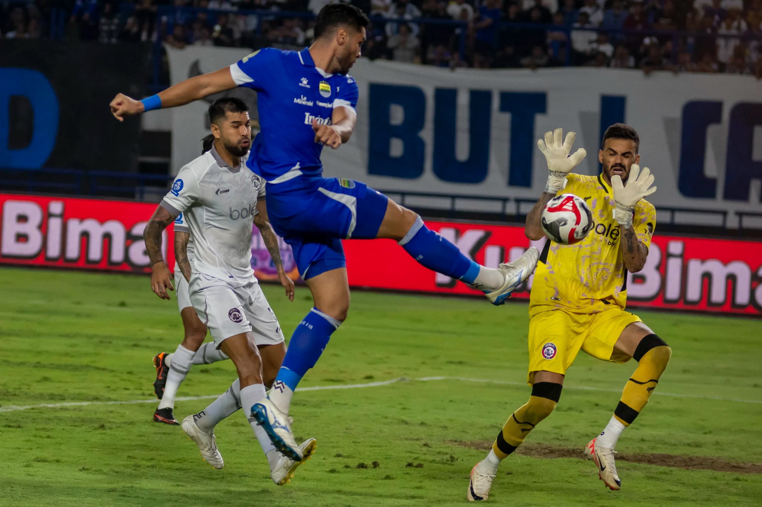 Pesepak bola Persib Bandung Julio Cesar De Freitas Filho (tengah) menendang bola dan berupaya dihalau penjaga gawang Arema FC Lucas Henrique Frigeri pada pertandingan lanjutan BRI Super League di Stadion Gelora Bandung Lautan Api (GBLA), Bandung, Jawa Barat Pesepak bola Persib Bandung Julio Cesar De Freitas Filho (tengah) menendang bola dan berupaya dihalau penjaga gawang Arema FC Lucas Henrique Frigeri pada pertandingan lanjutan BRI Super League di Stadion Gelora Bandung Lautan Api (GBLA), Bandung, Jawa Barat