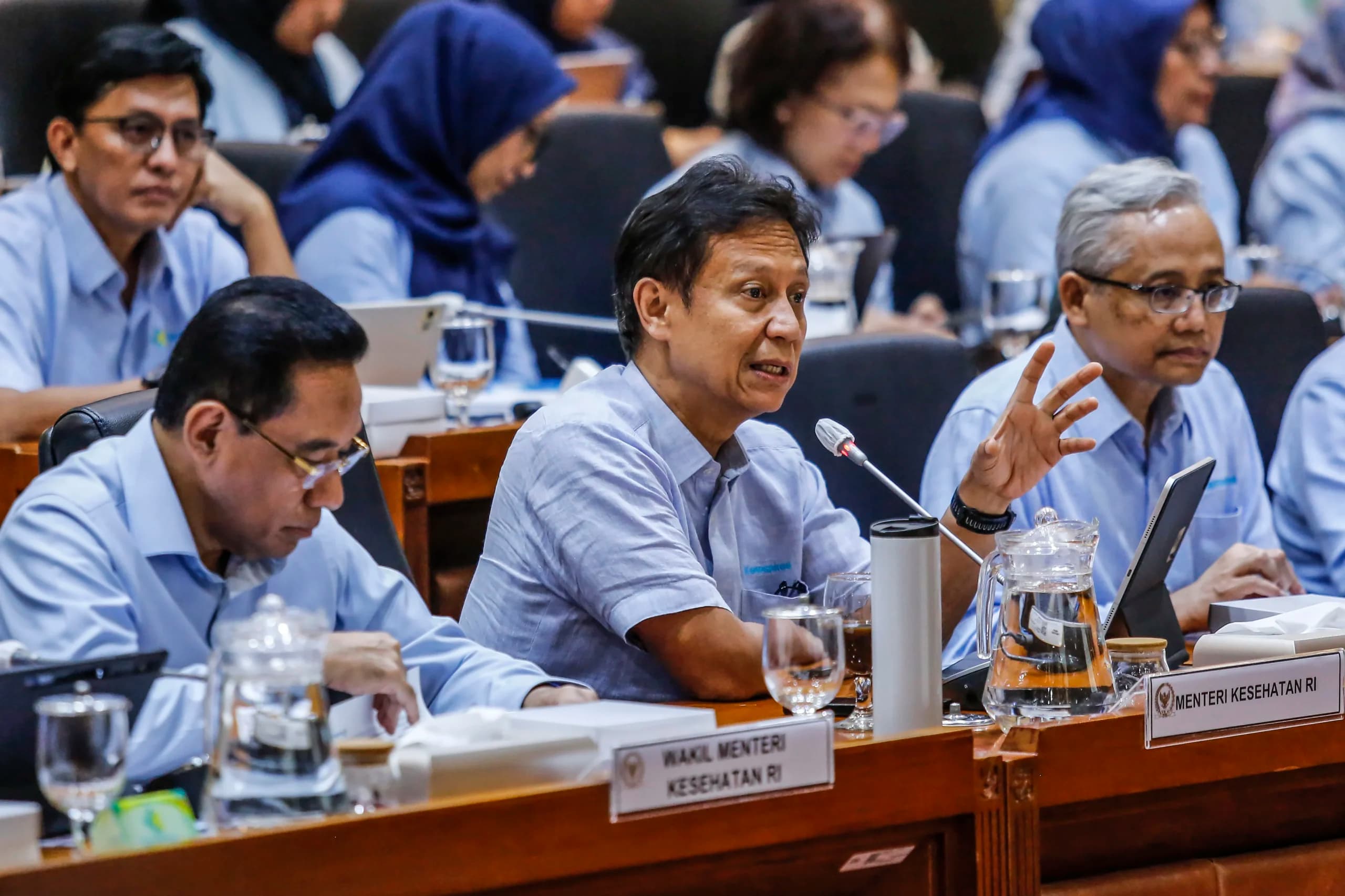Menteri Kesehatan Budi Gunadi Sadikin (tengah) didampingi Wakil Menteri Kesehatan Benjamin Paulus Octavianus (kiri) menyampaikan paparan saat rapat kerja dengan Komisi IX DPR di Kompleks Parlemen, Senayan, Jakarta Menteri Kesehatan Budi Gunadi Sadikin (tengah) didampingi Wakil Menteri Kesehatan Benjamin Paulus Octavianus (kiri) menyampaikan paparan saat rapat kerja dengan Komisi IX DPR di Kompleks Parlemen, Senayan, Jakarta