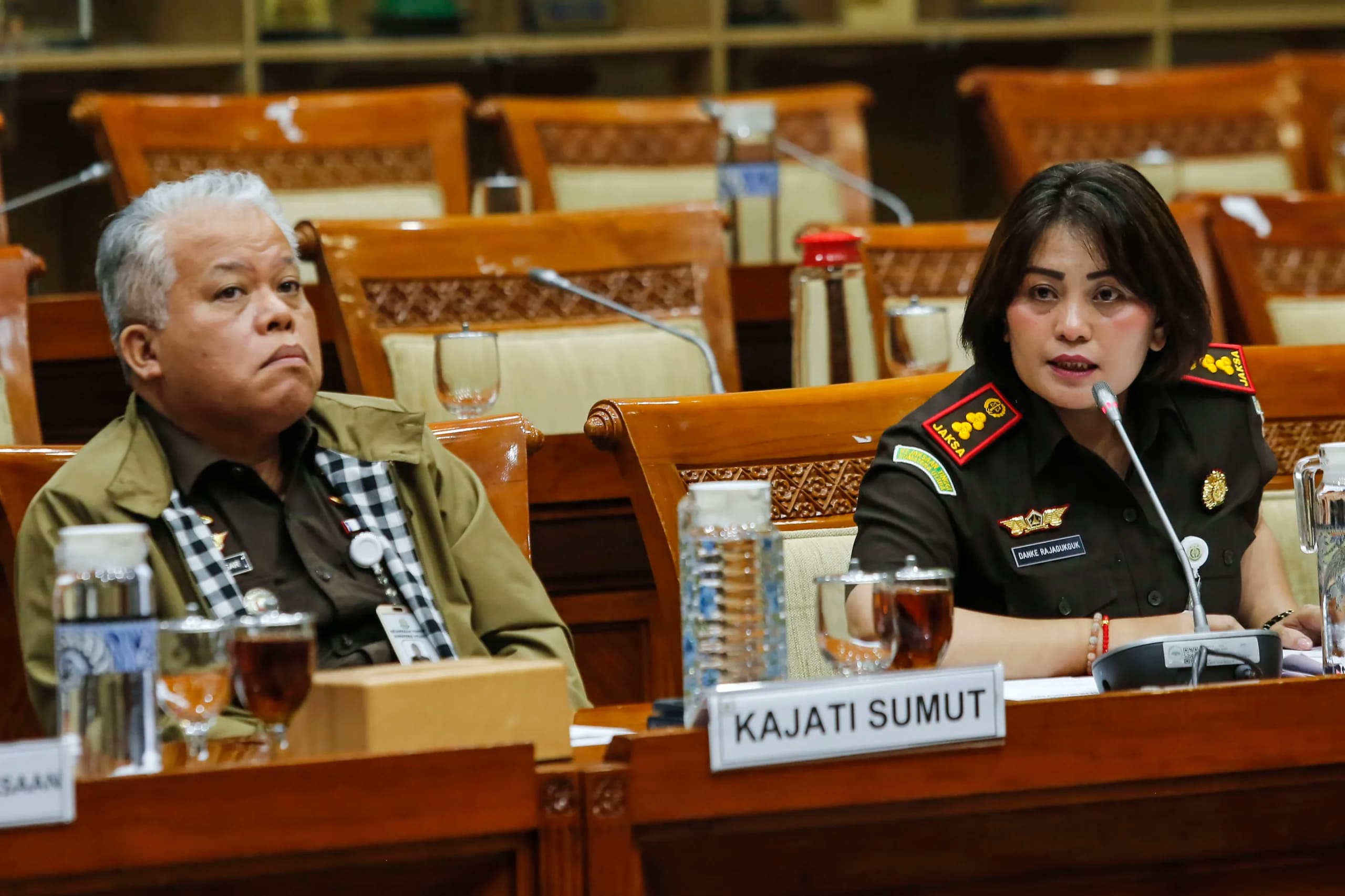 Kepala Kejaksaan Tinggi Sumatera Utara Harli Siregar (kiri) dan Kepala Kejaksaan Negeri Kabupaten Karo Danke Rajagukguk (kanan) menyampaikan pendapat saat rapat dengar pendapat umum (RDPU) dengan Komisi III DPR di Kompleks Parlemen, Senayan, Jakarta Kepala Kejaksaan Tinggi Sumatera Utara Harli Siregar (kiri) dan Kepala Kejaksaan Negeri Kabupaten Karo Danke Rajagukguk (kanan) menyampaikan pendapat saat rapat dengar pendapat umum (RDPU) dengan Komisi III DPR di Kompleks Parlemen, Senayan, Jakarta