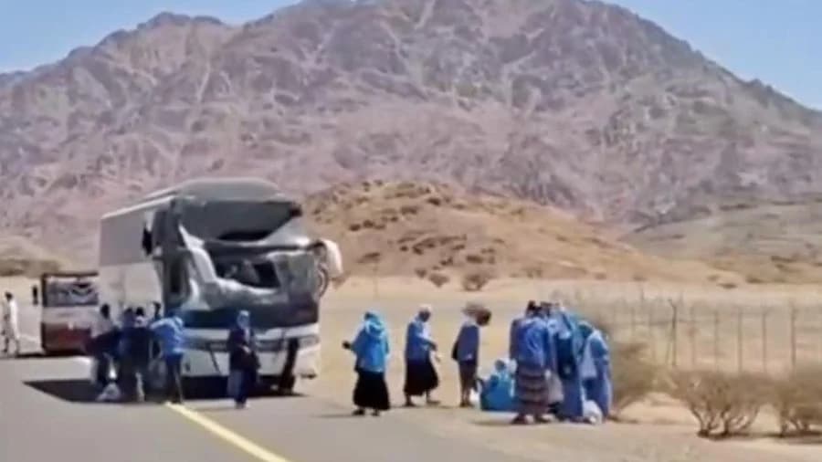 Kecelakaan lalu lintas di alami oleh sekelompok jemaah haji Indonesia di Arab Saudi Kecelakaan lalu lintas di alami oleh sekelompok jemaah haji Indonesia di Arab Saudi