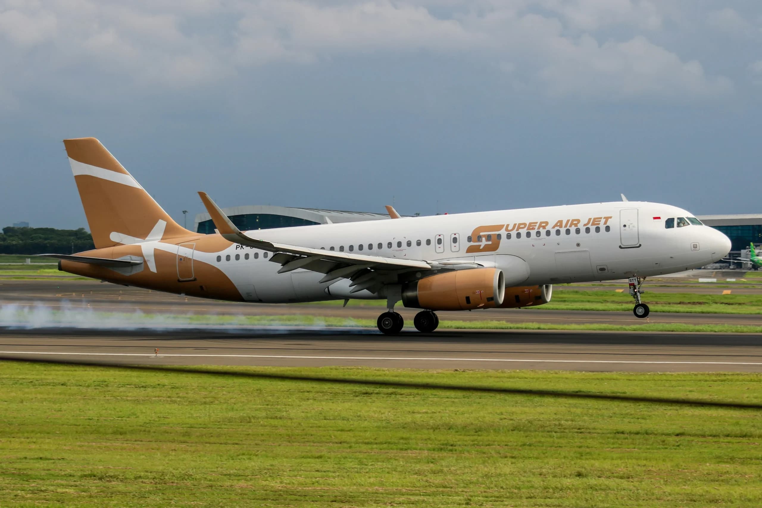 Pesawat Maskapai Super Air Jet mendarat. (sumber: Unsplash/ Chayse Larsen) Pesawat Maskapai Super Air Jet mendarat. (sumber: Unsplash/ Chayse Larsen)