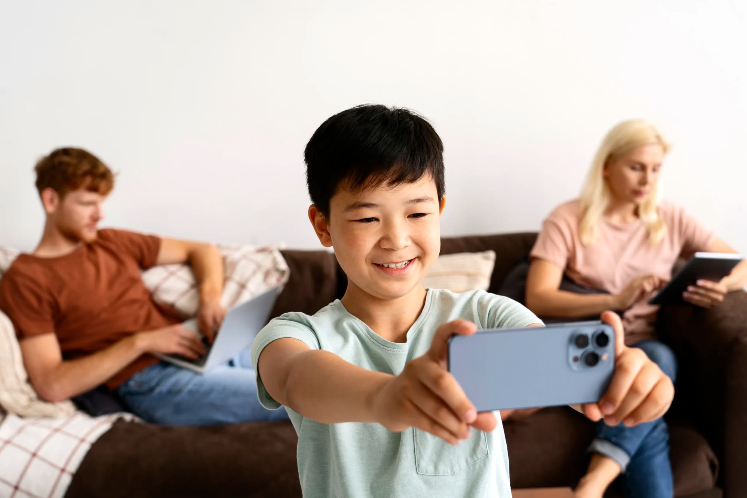 Ilustrasi anak main handphone Ilustrasi anak main handphone
