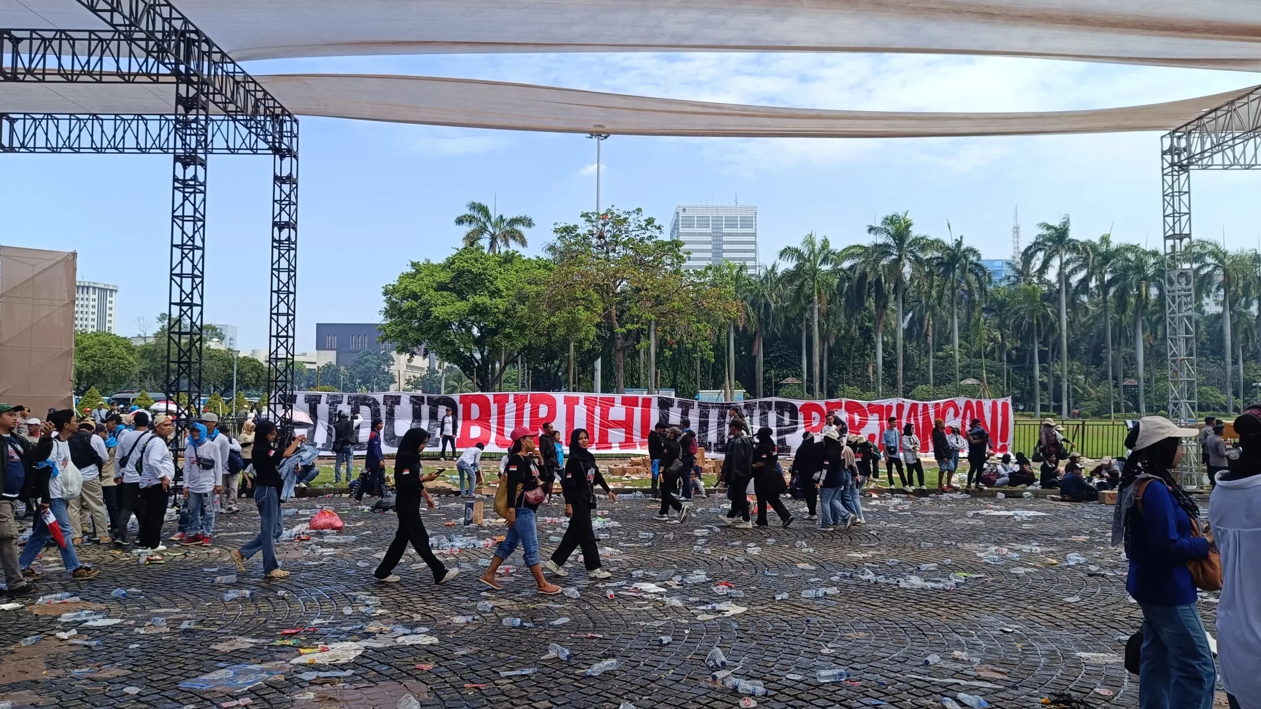 Sampah berserakan setelah ribuan massa memadati lokasi perayaan Hari Buruh Sampah berserakan setelah ribuan massa memadati lokasi perayaan Hari Buruh