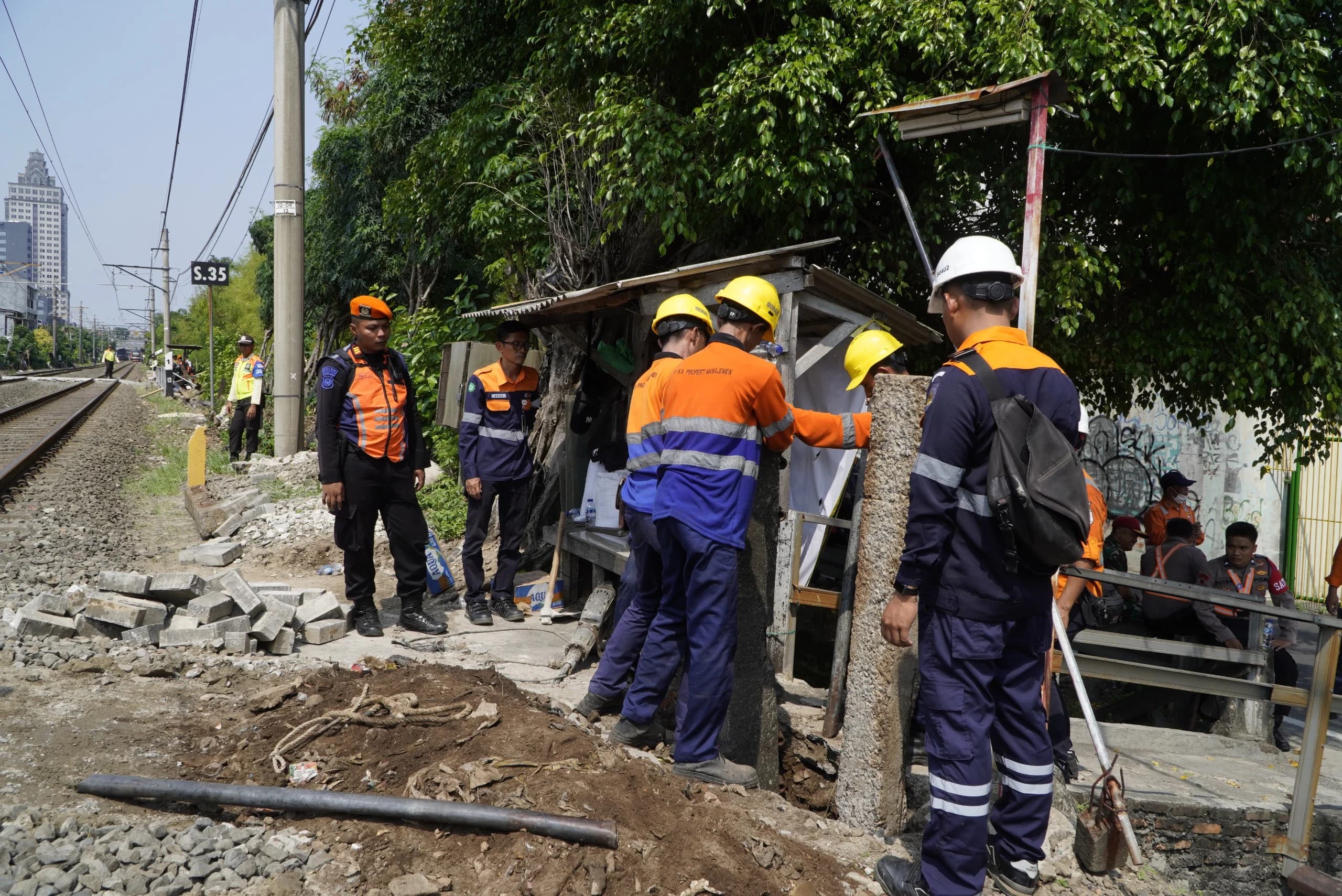 Menutup Pelintasan Sebidang Menutup Pelintasan Sebidang