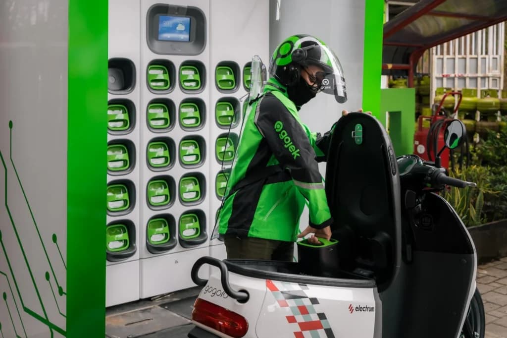 Driver Gojek lagi mengganti baterai Motor. (Sumber: Dok. GoTo) Driver Gojek lagi mengganti baterai Motor. (Sumber: Dok. GoTo)