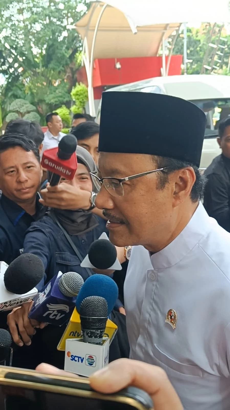 Mensos Gus Ipul tiba di KPK untuk meminta masukan setelah marak pengadaan sepasang sepatu Rp700 ribu. Mensos Gus Ipul tiba di KPK untuk meminta masukan setelah marak pengadaan sepasang sepatu Rp700 ribu.