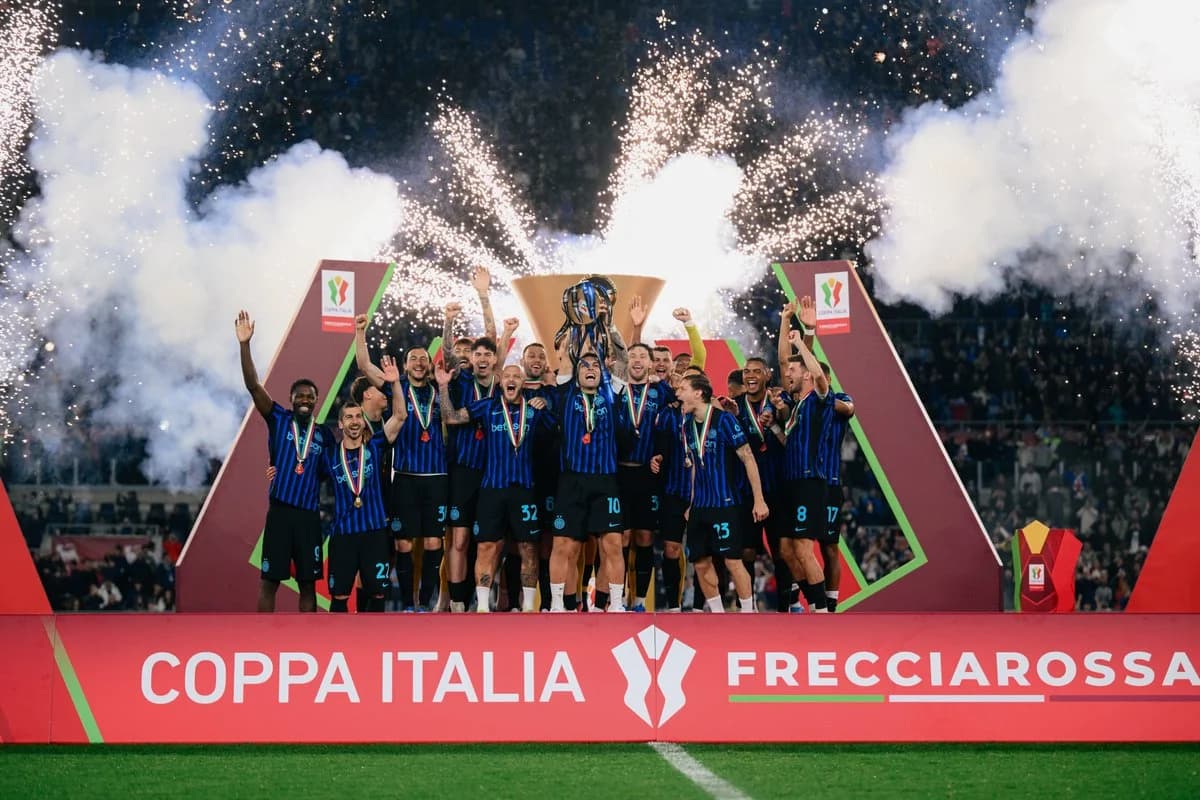 Inter Milan berhasil meraih gelar Coppa Italia setelah menumbangkan Lazio 2-0 di final Inter Milan berhasil meraih gelar Coppa Italia setelah menumbangkan Lazio 2-0 di final