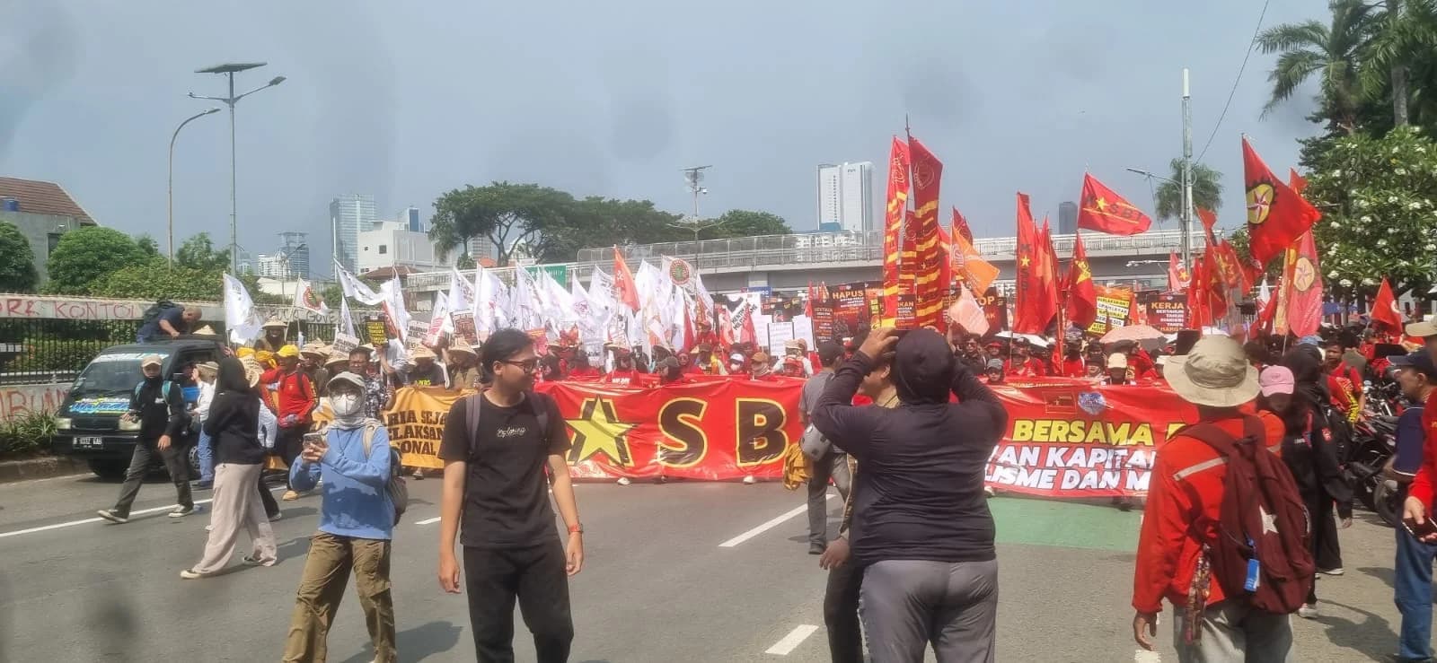 Masa Buruh mulai memadati depan Gedung DPR dalam rangka aksi May Day Masa Buruh mulai memadati depan Gedung DPR dalam rangka aksi May Day