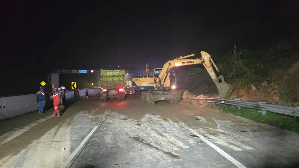 Longsor di Tol Bocimi Arah Jakarta Longsor di Tol Bocimi Arah Jakarta