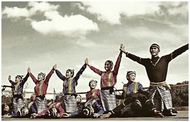 Bukan Sekadar Tarian, Ini 5 Tari Tradisional Indonesia yang Punya Makna Mendalam Bukan Sekadar Tarian, Ini 5 Tari Tradisional Indonesia yang Punya Makna Mendalam