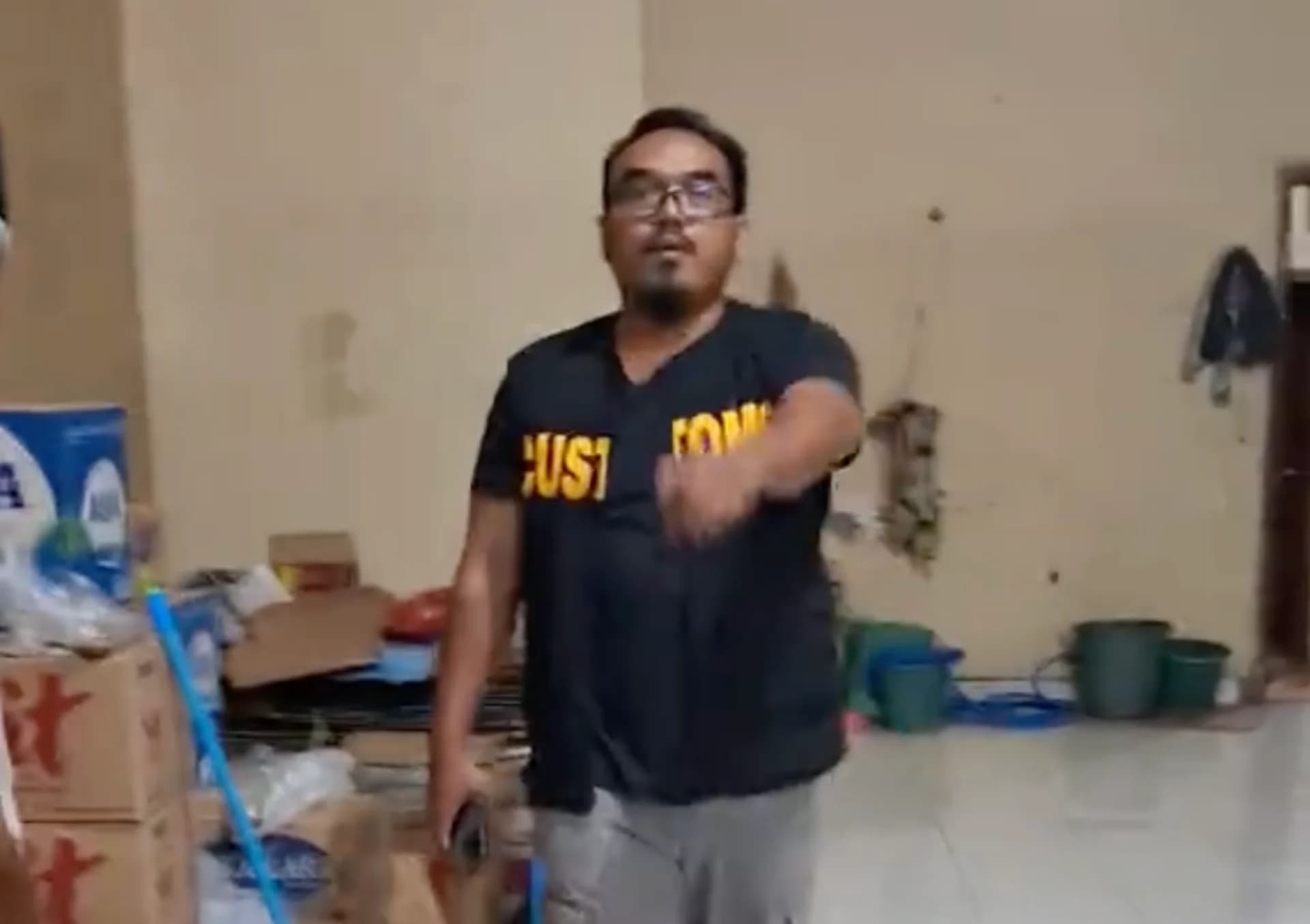 Tangkapan Layar Petugas Bea Cukai Razia warung madura di Tegal. (Sumber: TikTok @salmabram) Tangkapan Layar Petugas Bea Cukai Razia warung madura di Tegal. (Sumber: TikTok @salmabram)