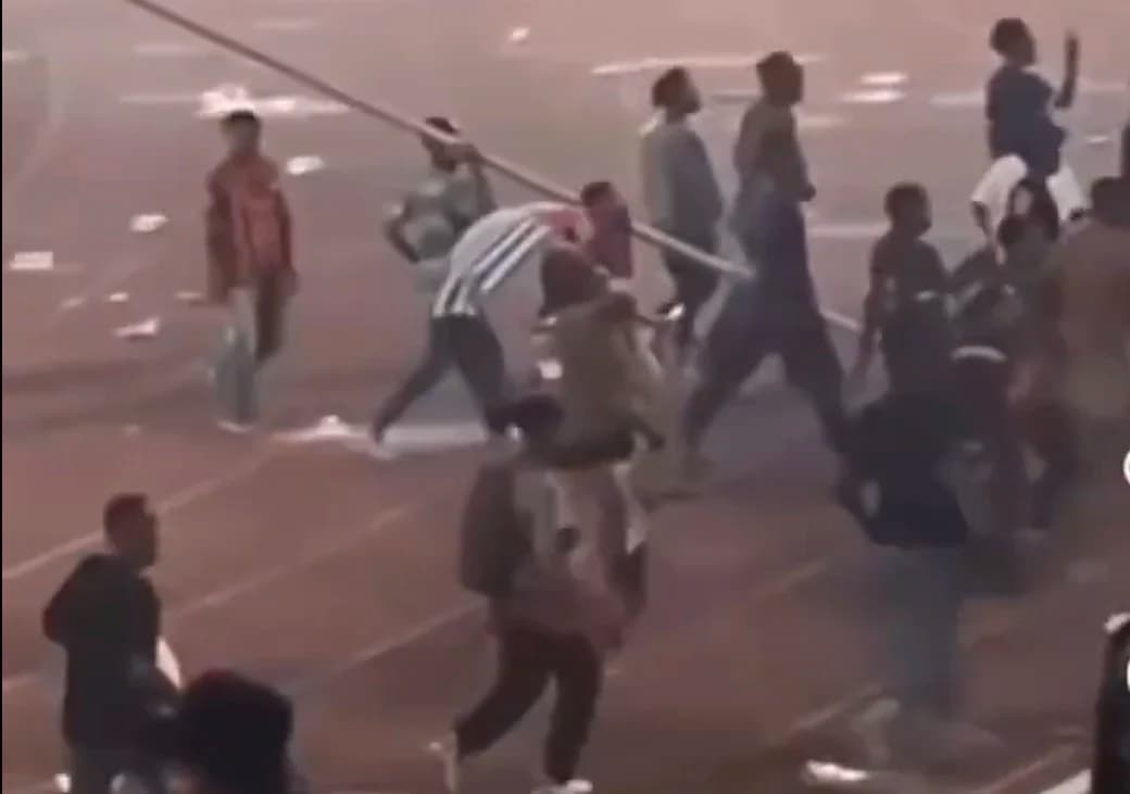 Tangkapan layar kerusuhan yang terjadi di Stadion Lukas Enembe setelah Persipura gagal meuju kasta liga tertinggi, Indonesia Super League (ISL) setelah dikalahkan Adhyaksa FC Tangkapan layar kerusuhan yang terjadi di Stadion Lukas Enembe setelah Persipura gagal meuju kasta liga tertinggi, Indonesia Super League (ISL) setelah dikalahkan Adhyaksa FC